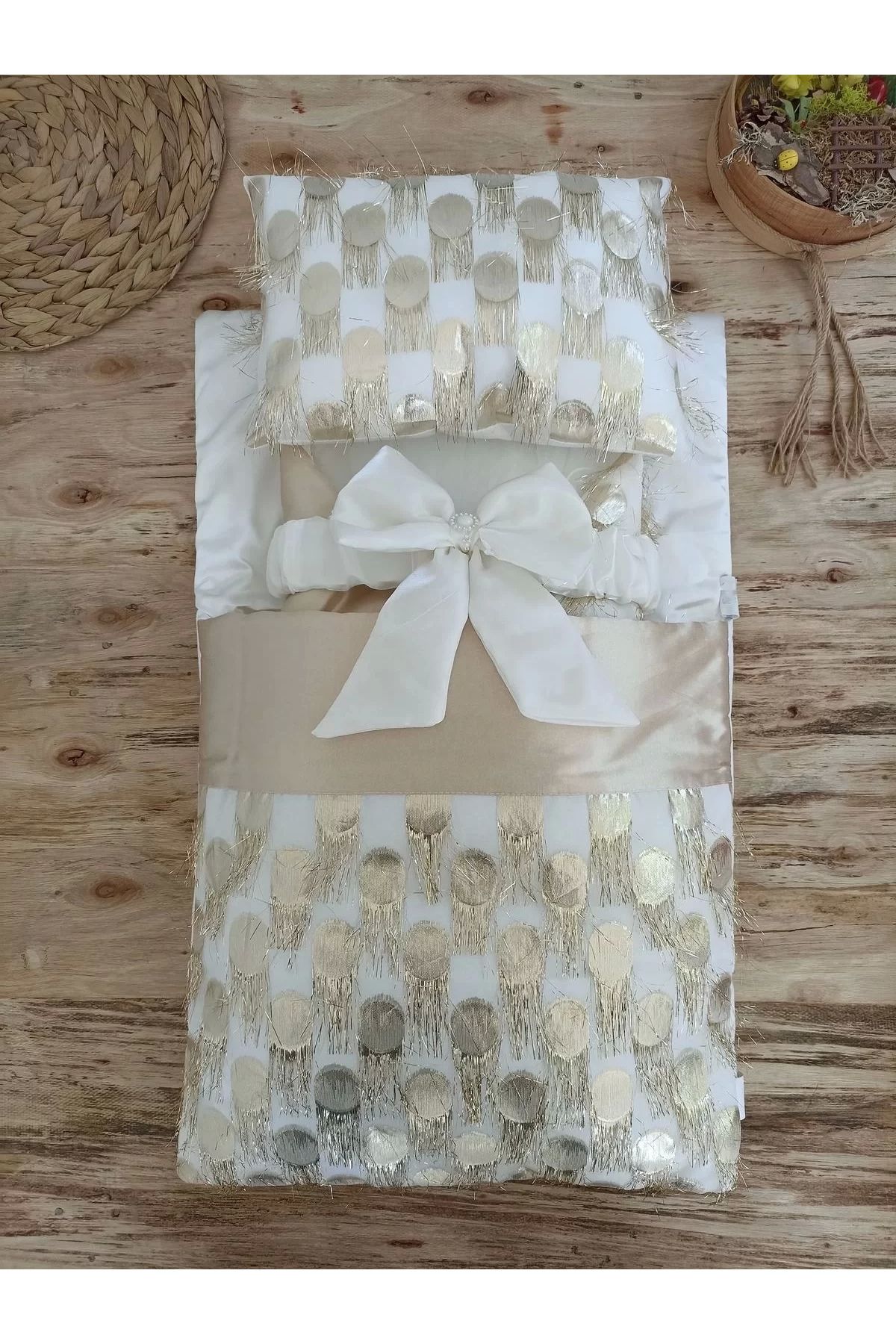 Moda Şahsenem Yenidoğan İzmir İncisi Tül İşlemeli Pamuklu Fiyonklu Kundaklı Lüks 3lü Alt Açma Seti Gold