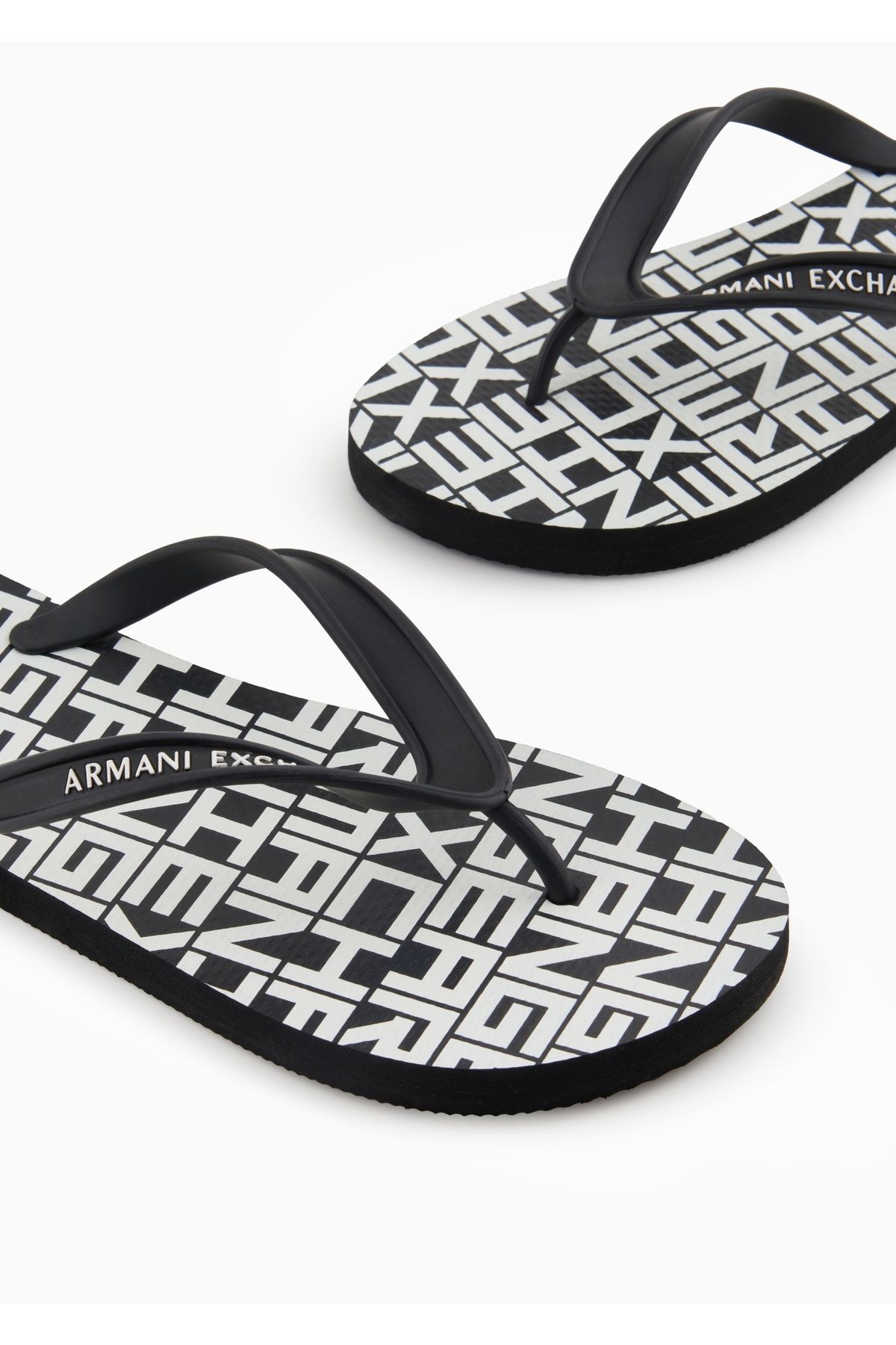 Armani Exchange-Unısex Flip Flops cu talpă plată și confortabilă cu logo-ul mărcii texturat negru și alb XUQ002 XV676-N814 5