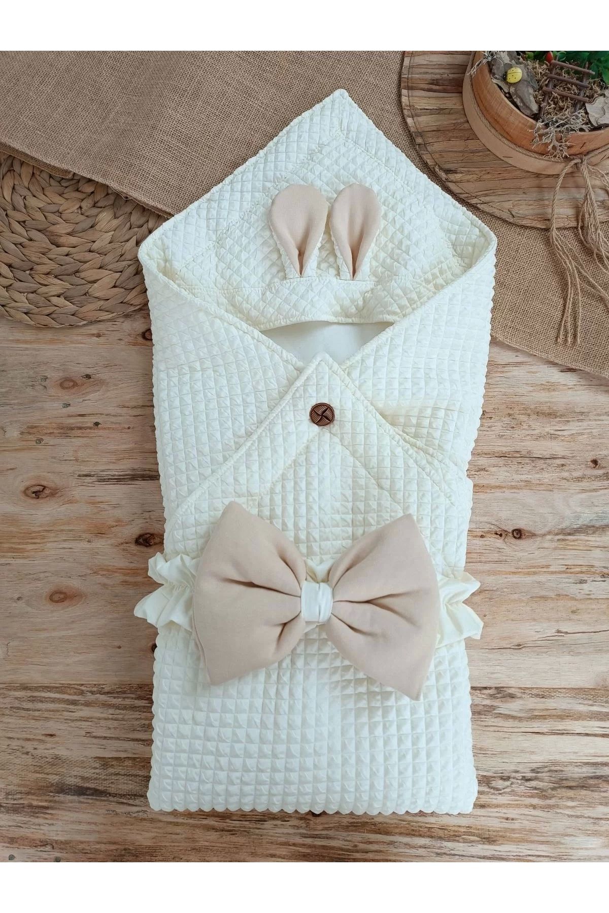 Moda Şahsenem Yenidoğan Kulaklı Şapkalı Düğme Detaylı Fiyonklu Bebek Battaniyesi Kundak Krem