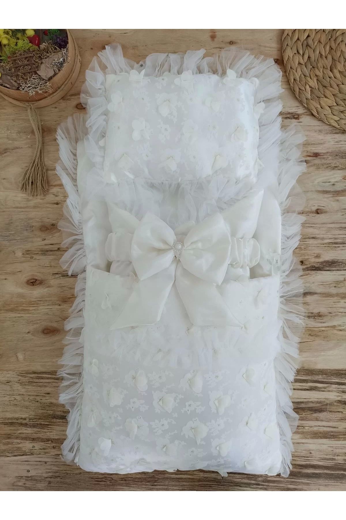 Moda Şahsenem Yenidoğan İzmir İncisi Tül İşlemeli Pamuklu Fiyonklu Kundaklı Lüks 3lü Alt Açma Seti Ekru