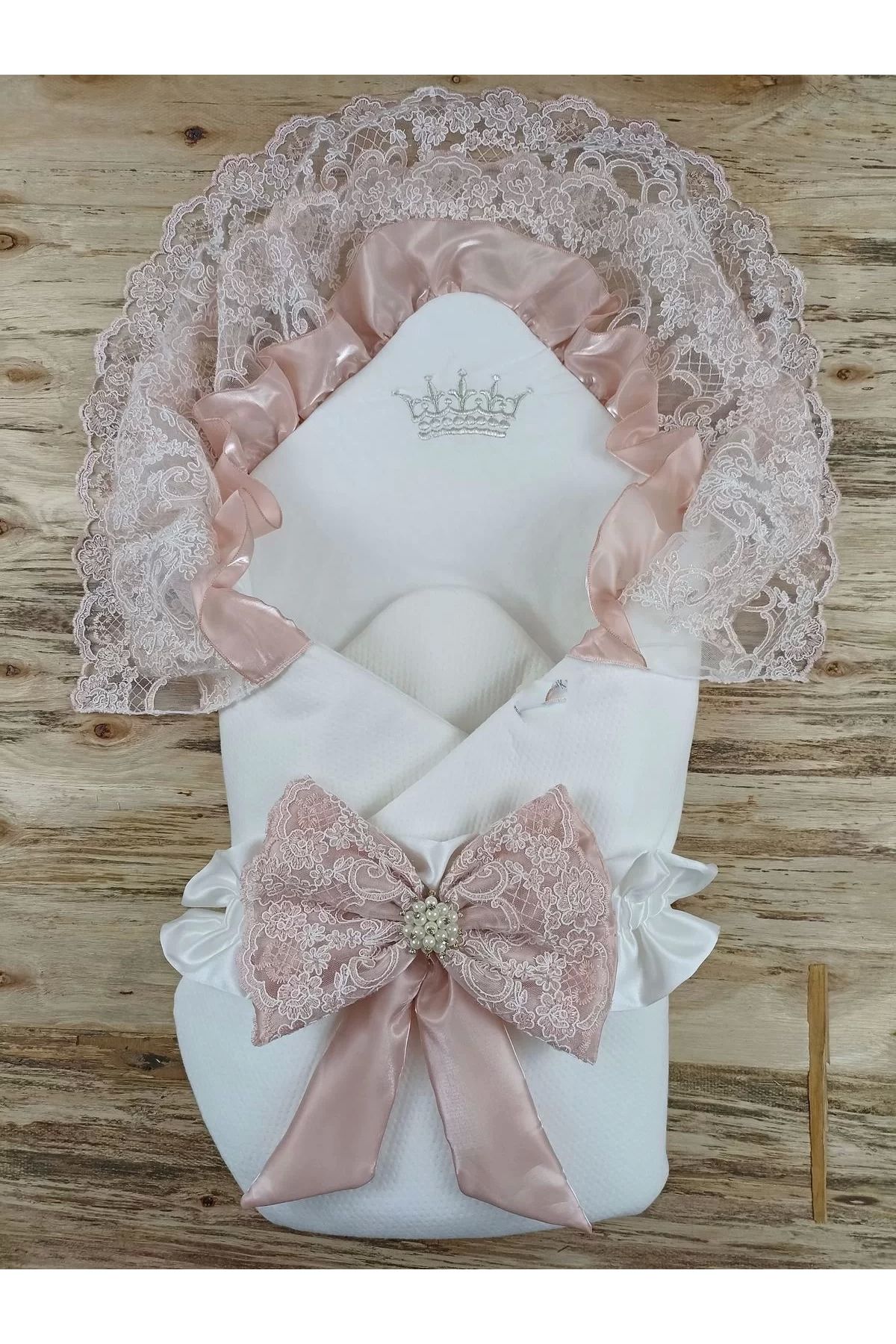 Moda Şahsenem Sahra Taç Nakışlı İnci Ve Dantel Fiyonklu Çift Dantel Duvaklı Trilüks Kundak Bebek Battaniyesi Gül K
