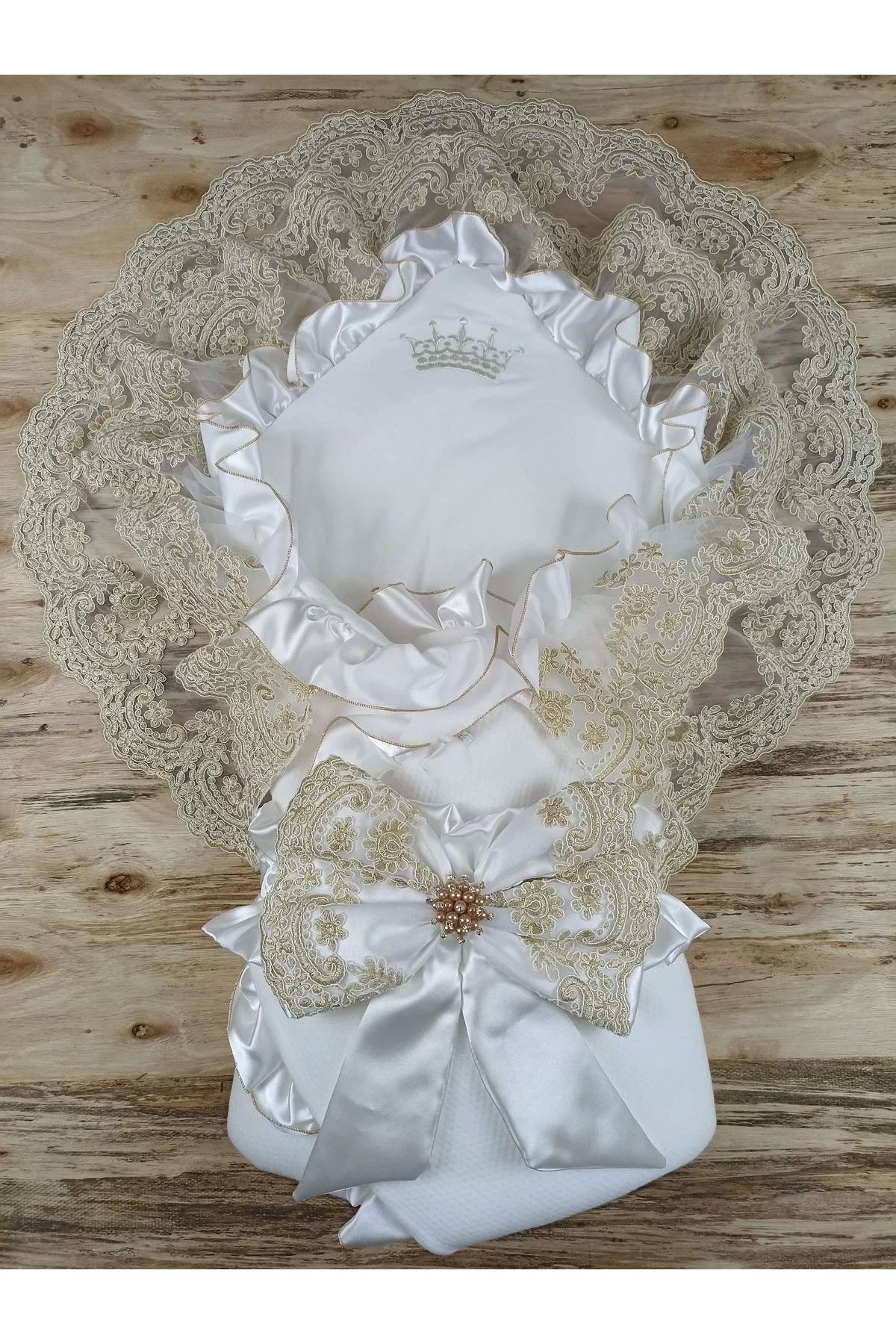 Moda Şahsenem Sahra Taç Nakışlı İnci Ve Dantel Fiyonklu Çift Dantel Duvaklı Trilüks Kundak Bebek Battaniyesi Gold