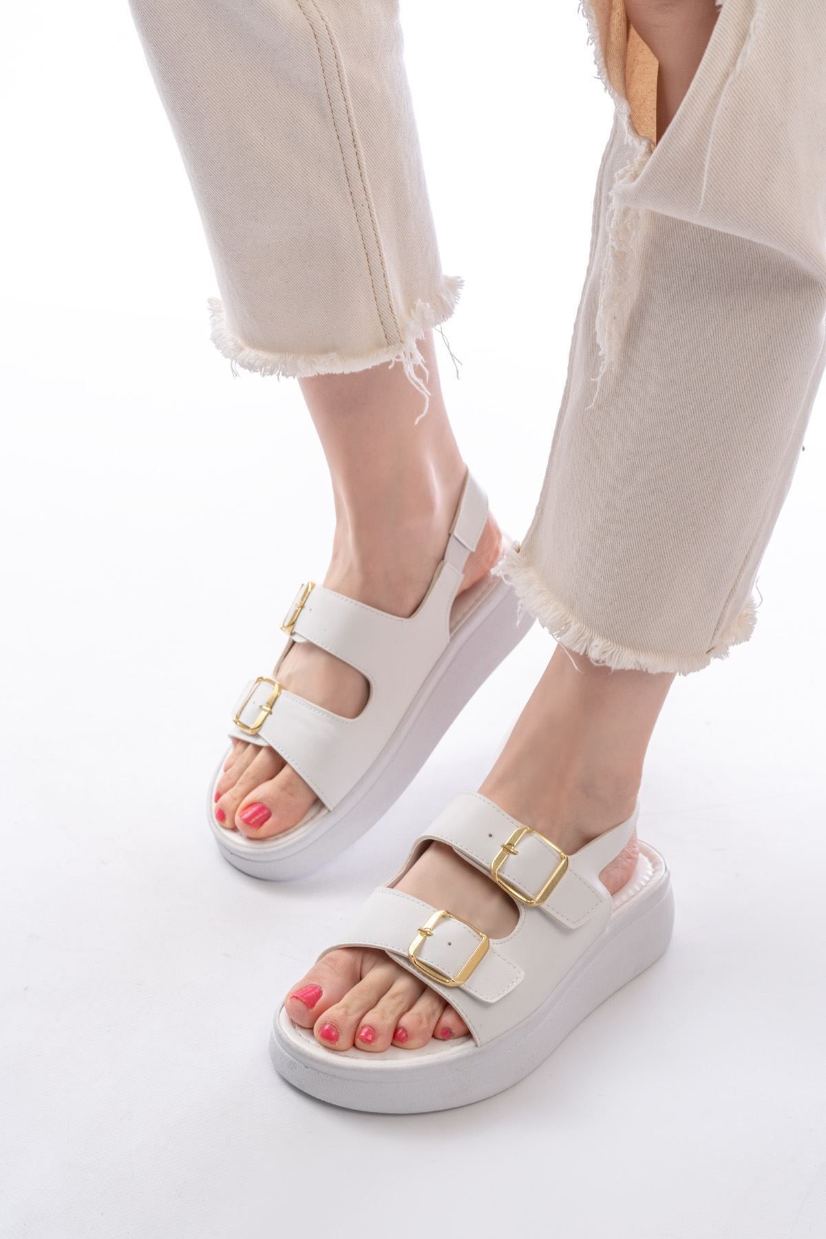 infon shoes creation 24413-572 Beyaz Günlük Dolgu Topuk Toka Aksesuarlı Kadın Sandalet