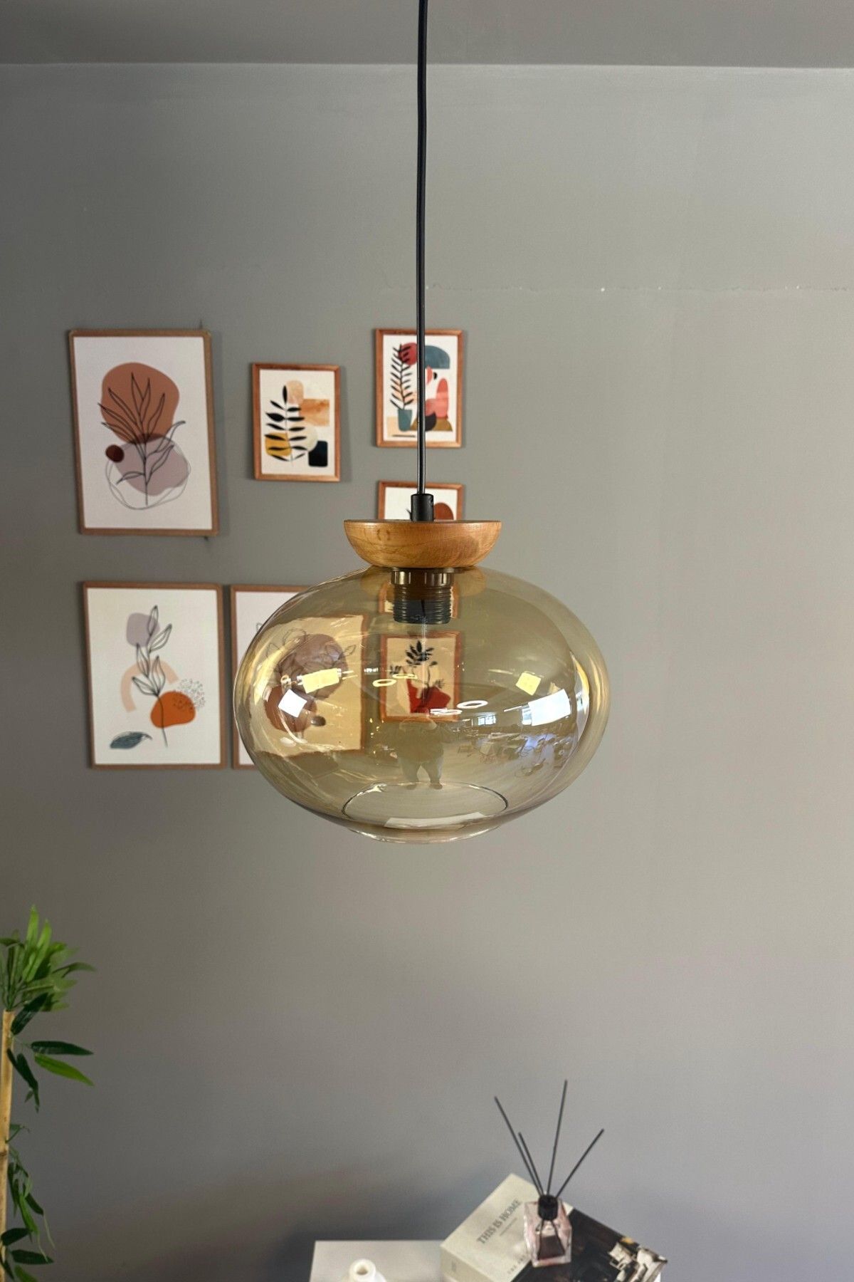 Bamyum Solvia Cam Bal Rengi Tekli Avize Tabak Ahşap Başlık Retro Sarkıt Lamba Salon Aydınlatma