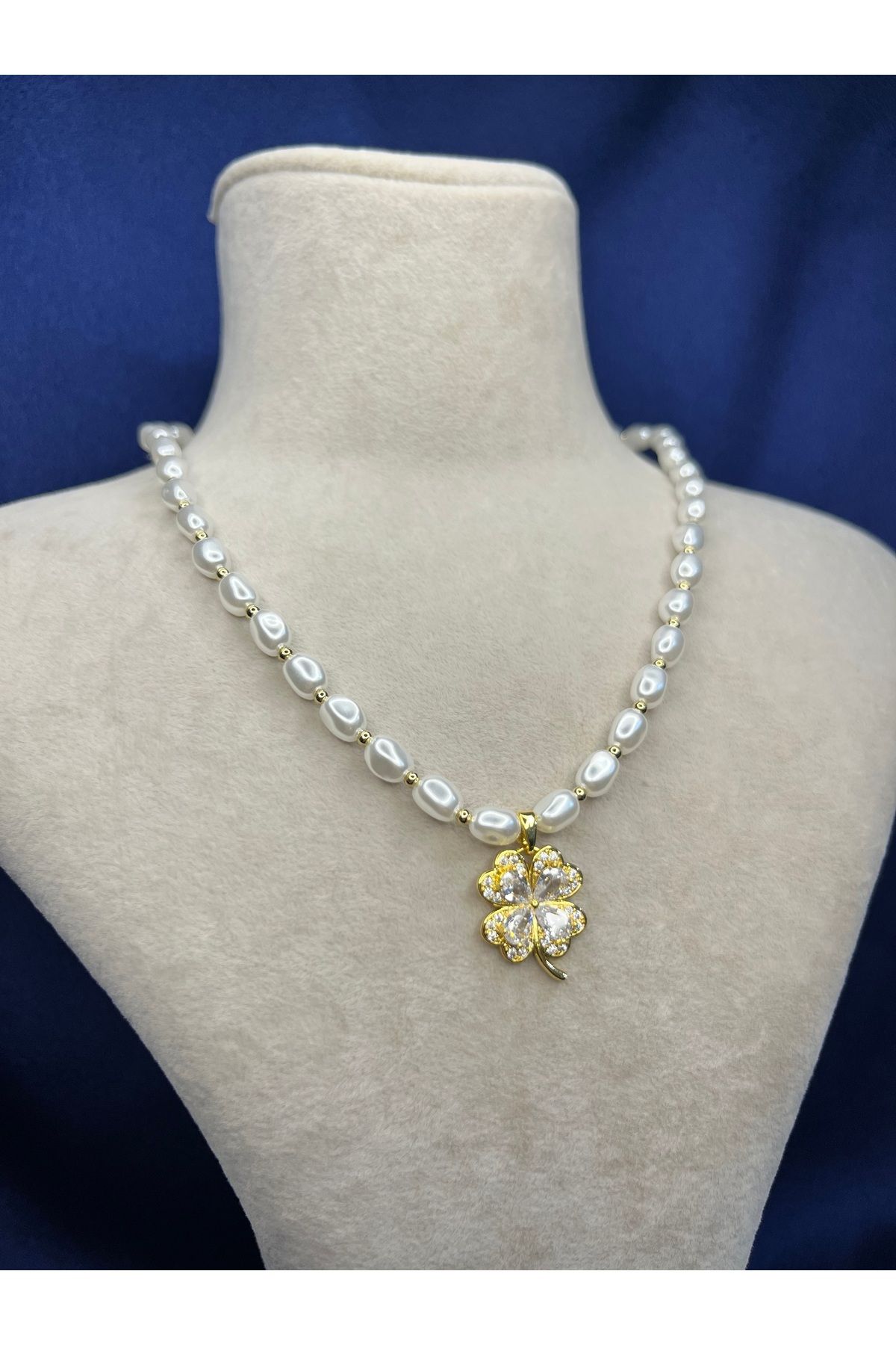 Fam&Co Jewelry İnci Zincirli Dört Yapraklı Yonca Kolye – Şıklık ve Şans Bir Arada