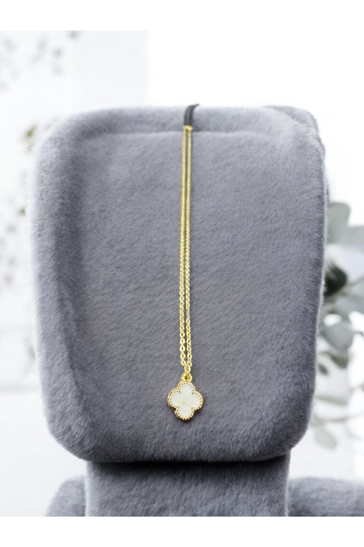 PURE BERRY MİNİMAL YONCA BEYAZ RENK GOLD ÇELİK KOLYE