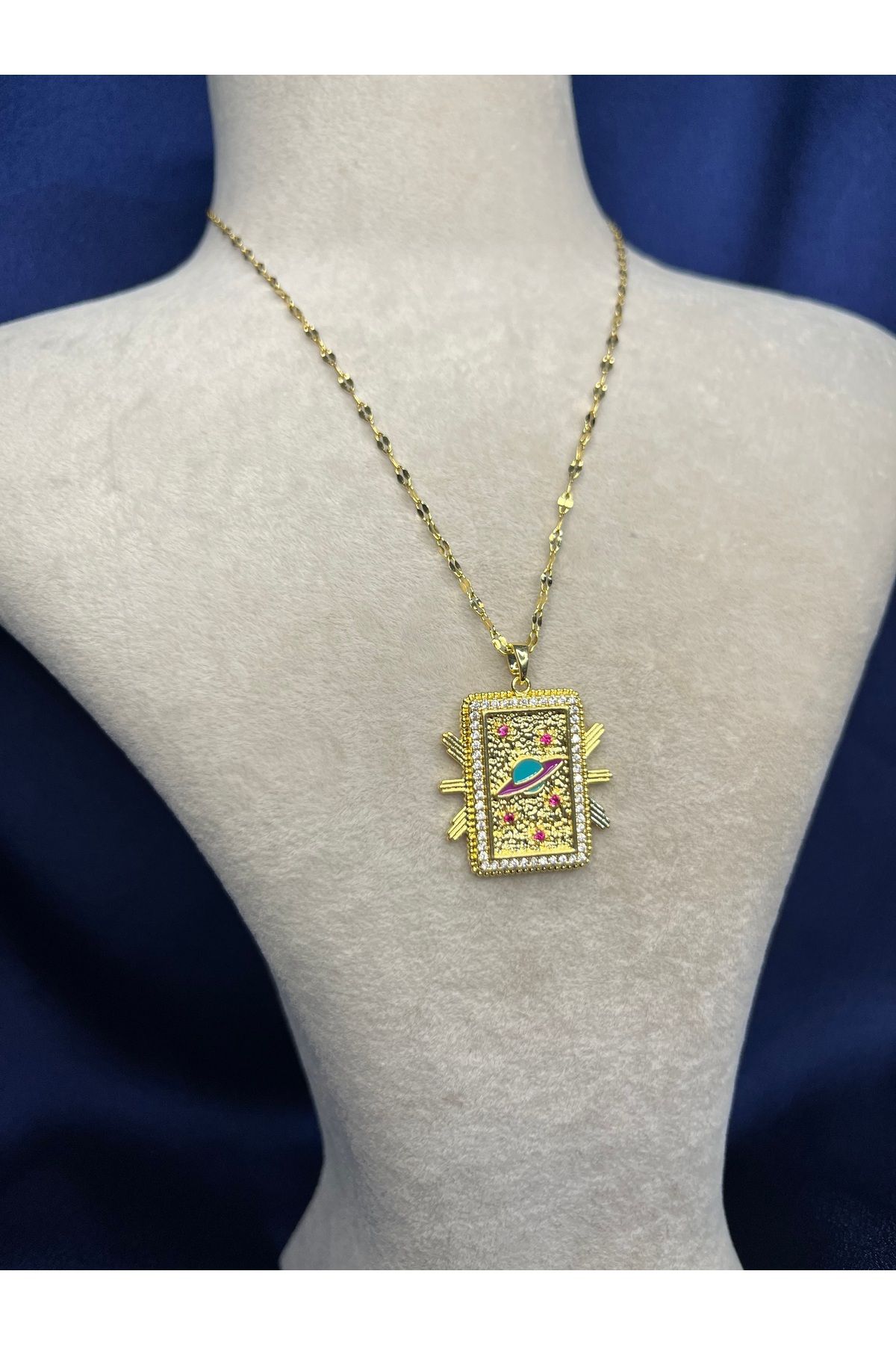 Fam&Co Jewelry Renkli Gezegen Figürlü Çerçeve Kolye – Işıltılı ve Fantastik Stil