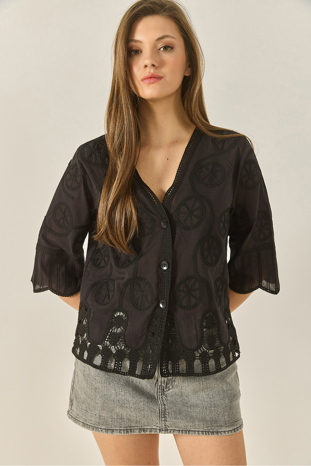 Bianco Lucci  Kadın Brode Detaylı V Yaka Düğmeli Çan Kol Gömlek 60261394 - Görsel 2