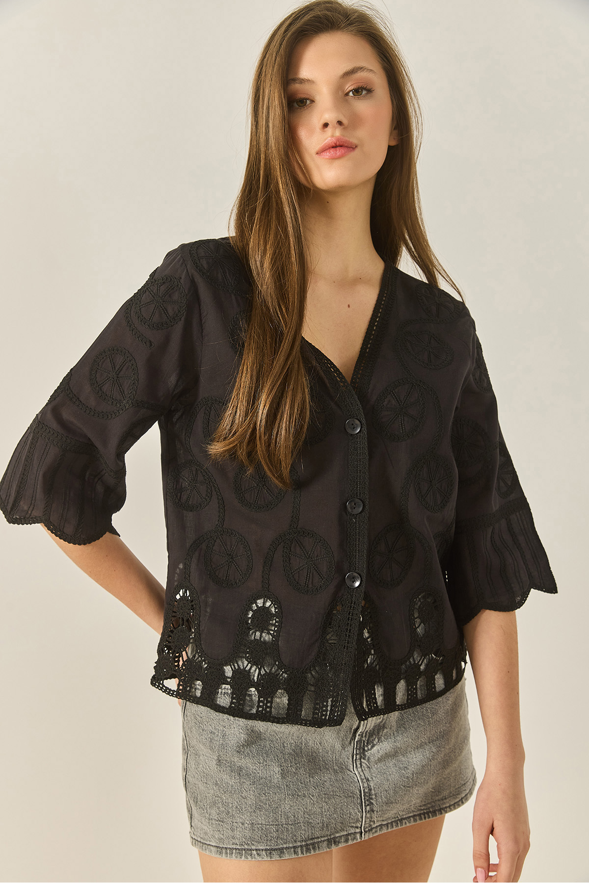 Bianco Lucci  Kadın Brode Detaylı V Yaka Düğmeli Çan Kol Gömlek 60261394 - Görsel 3