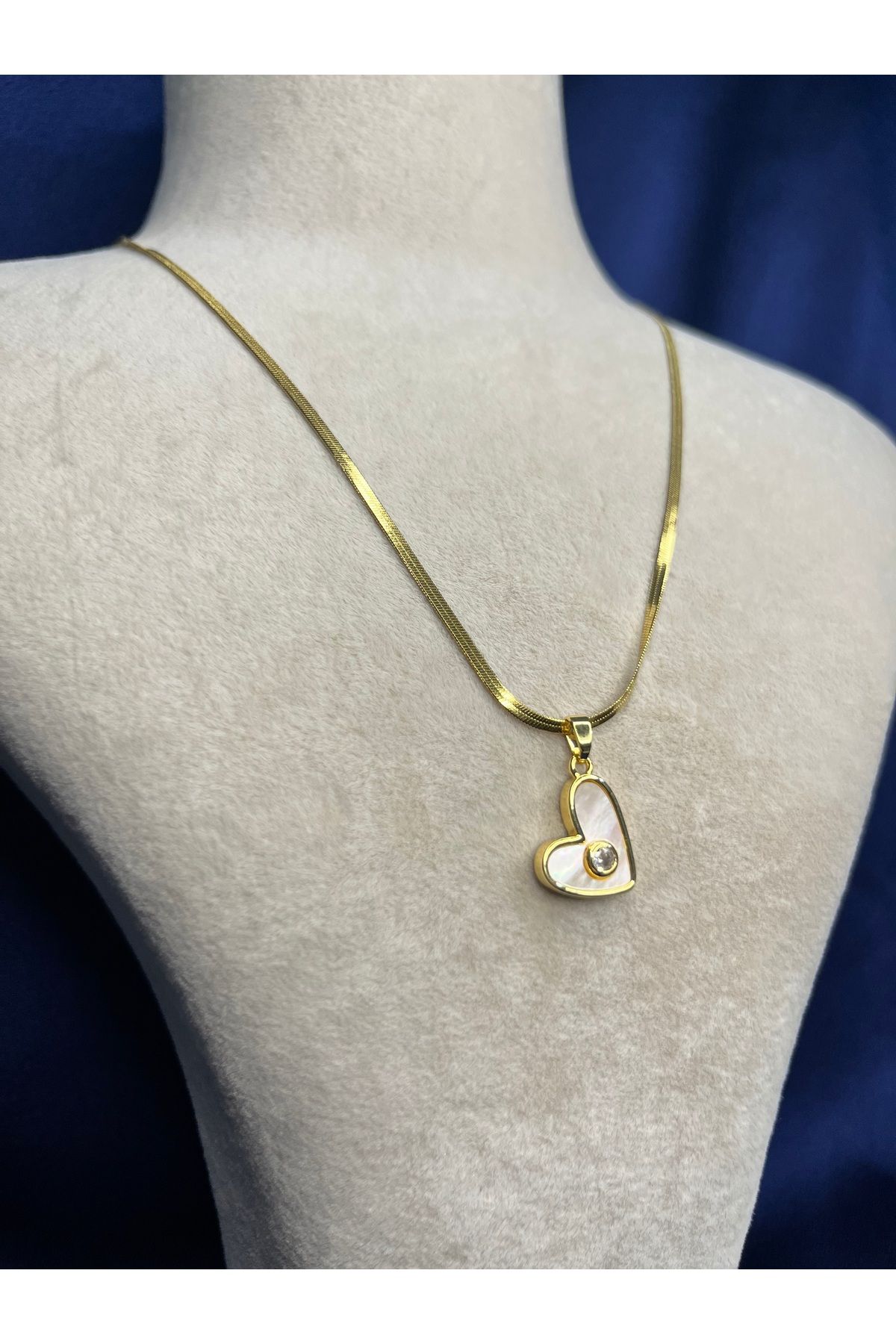 Fam&Co Jewelry Tek Taşlı Kalp Figürlü Kolye – Aşkın Zarif Yansıması