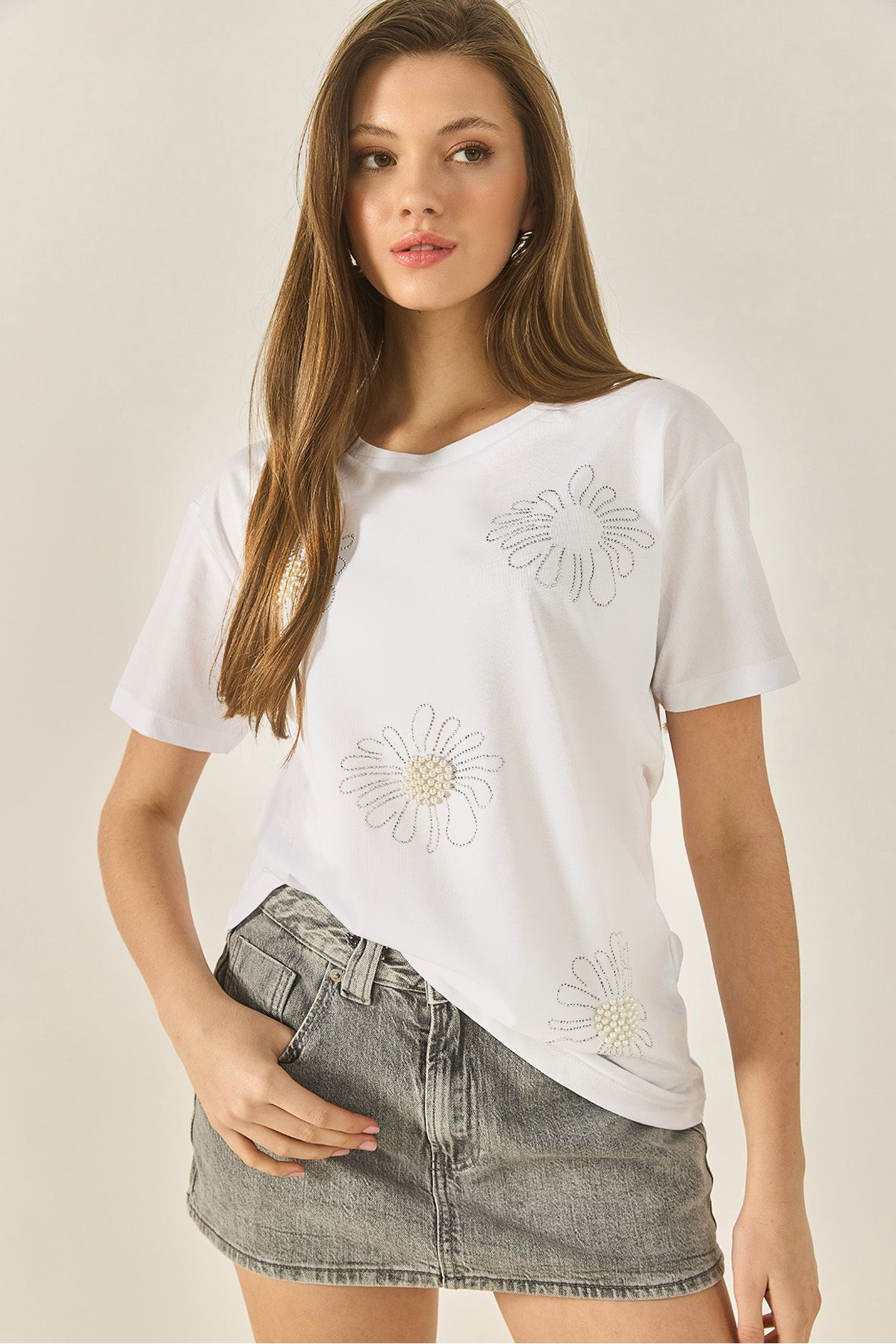 Bianco Lucci Kadın Çiçek Motifli Taş Boncuk İşlemeli Normal Kalıp Pamuklu T-Shirt 8128 60283300