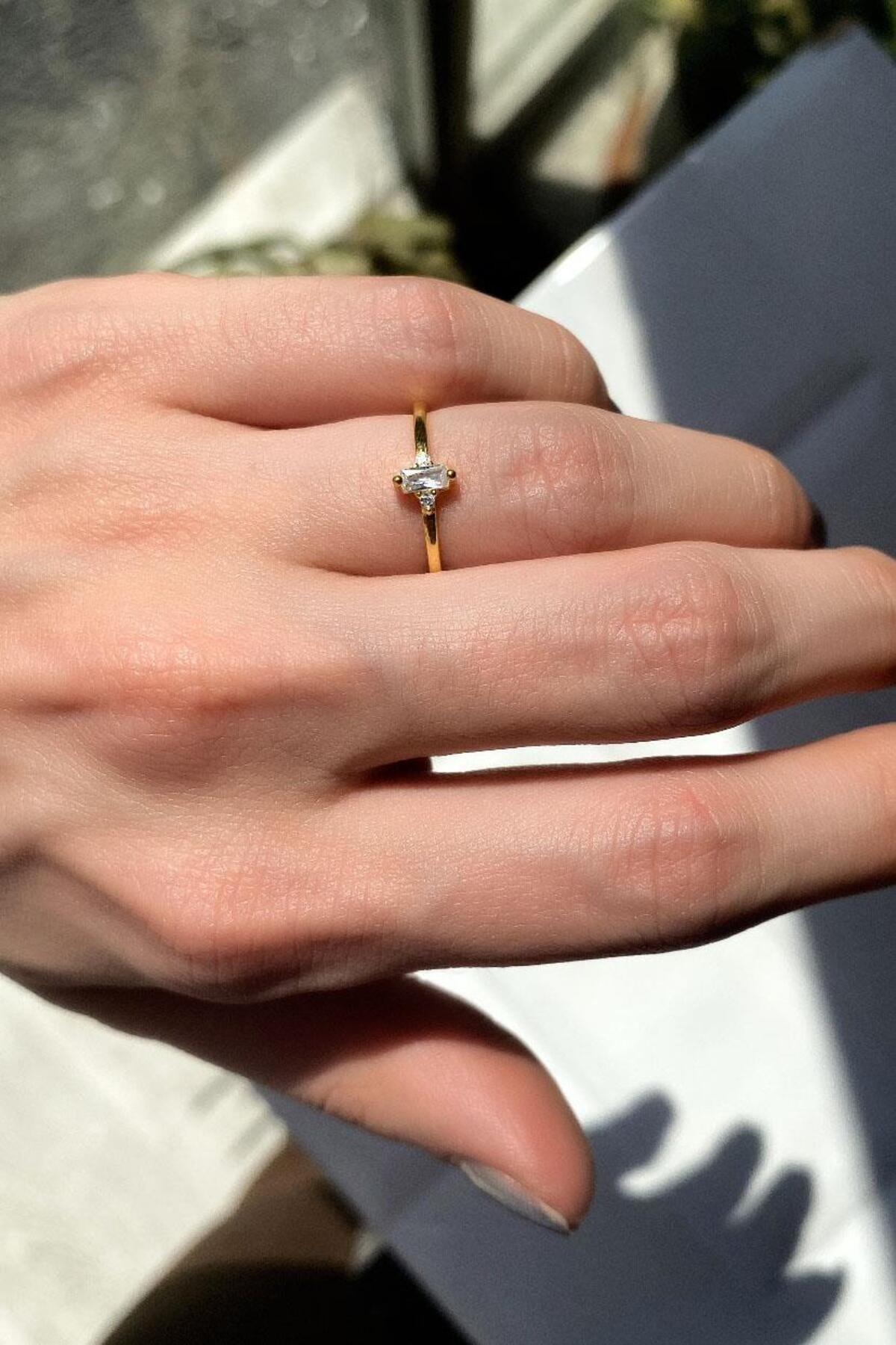 Spossy Silver Jewelry 925 Ayar Gümüş, 14 Ayar Gold Kaplamalı, Zarif Baget Taşlı Yüzük