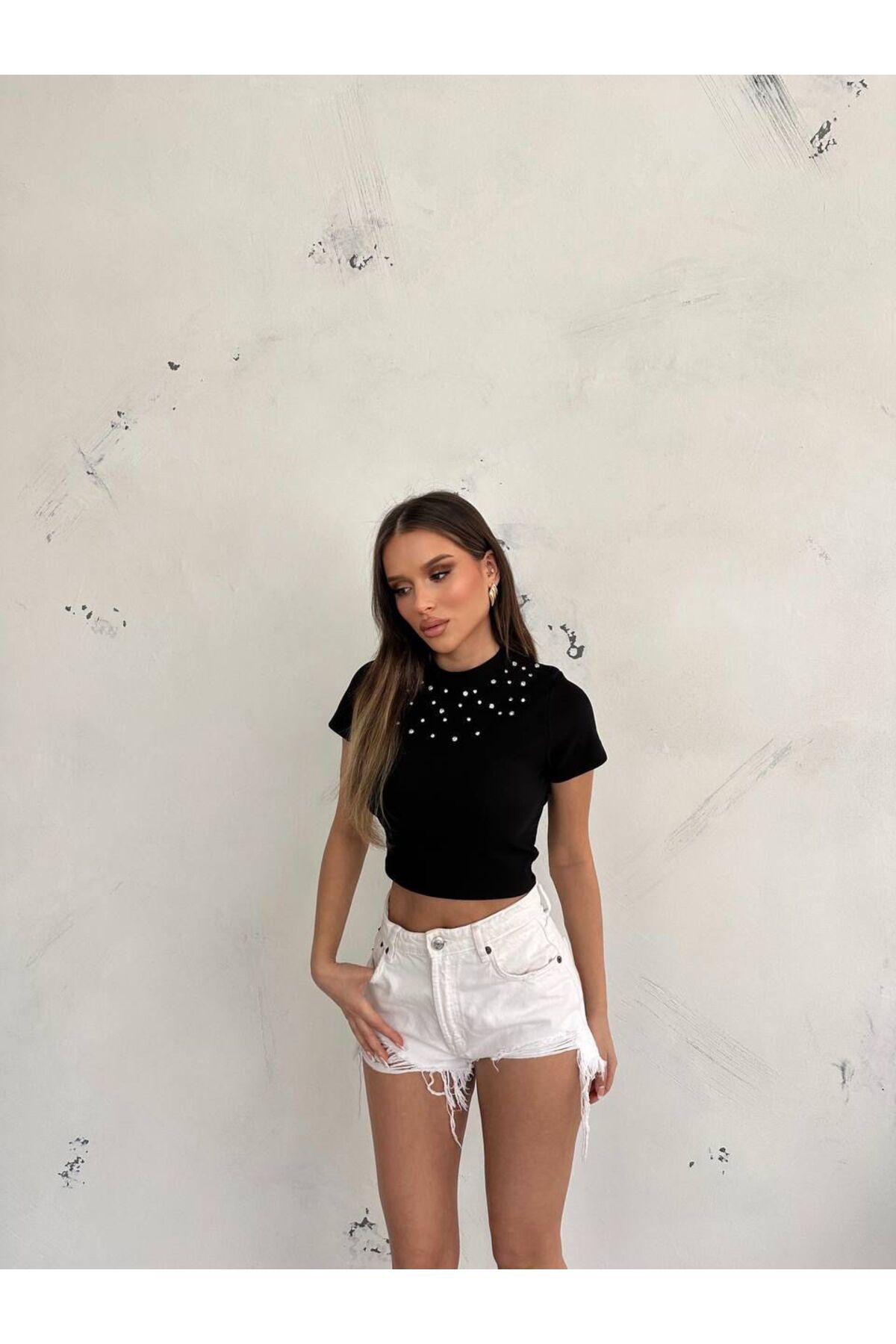 RENK RENK OUTLET GÖĞSÜ İNCİ TAŞLI KISA KOL BLUZ