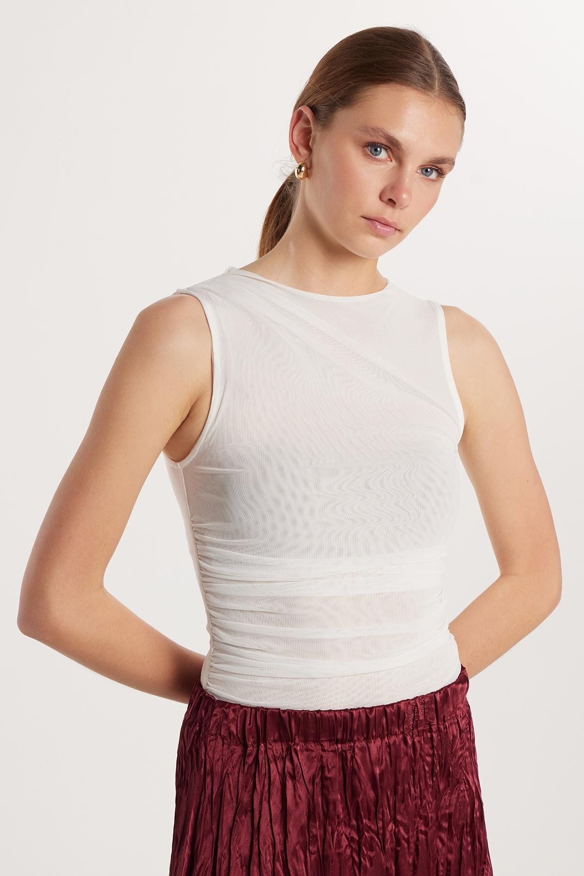 Tudors Kadın Slim Fit Sıfır Kol Düz Bisiklet Yaka Ekru Bluz