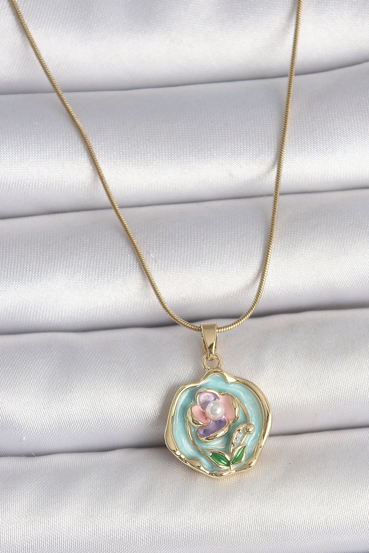 seZZeon 316L Çelik Gold Renk Zincir Turkuaz Pembe Mor Çiçek İşlemeli İnci Detay Portre Model Kadın Kolye