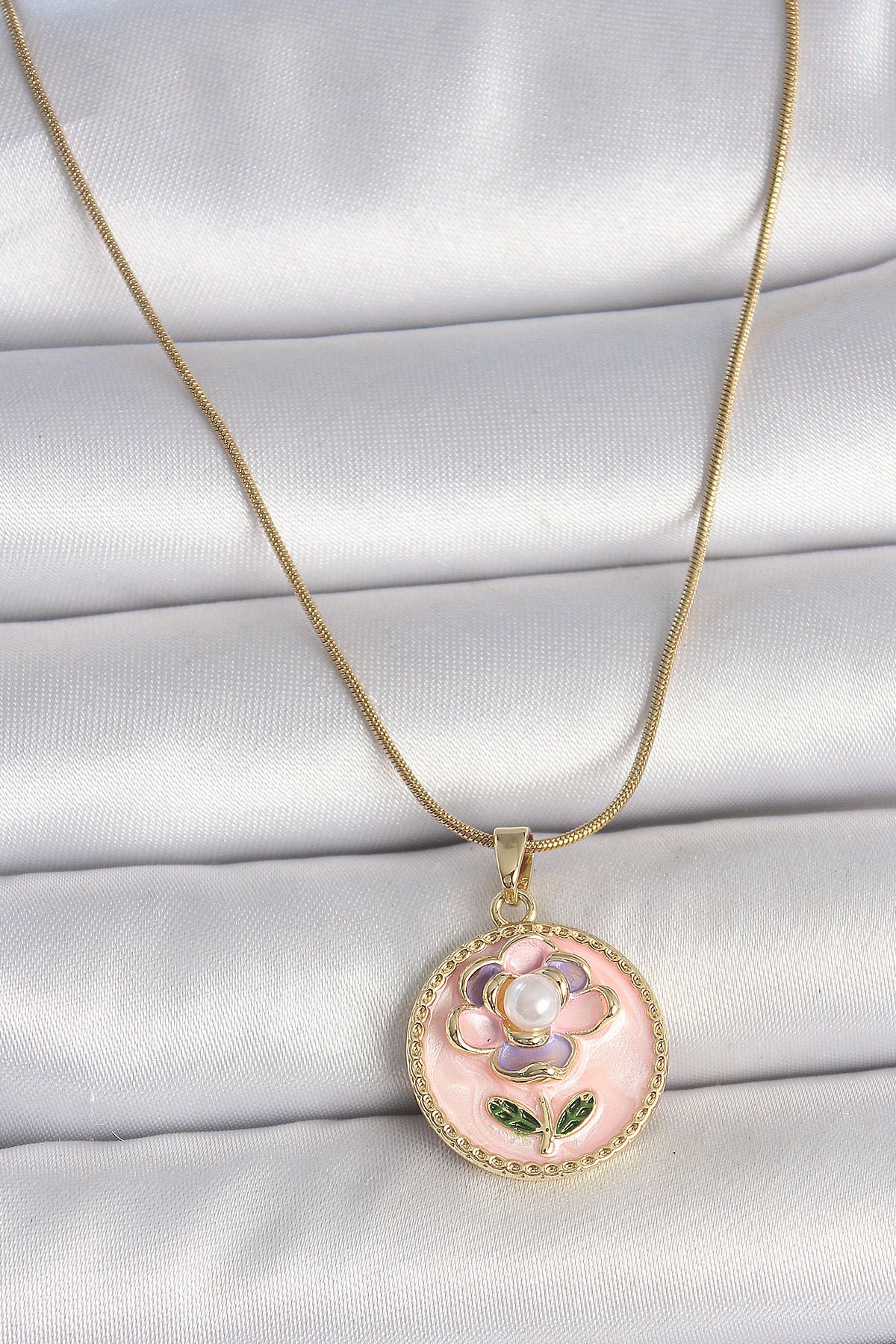 seZZeon 316L Çelik Gold Renk Zincir Pembe Çiçek İşlemeli İnci Detay Portre Model Kadın Kolye