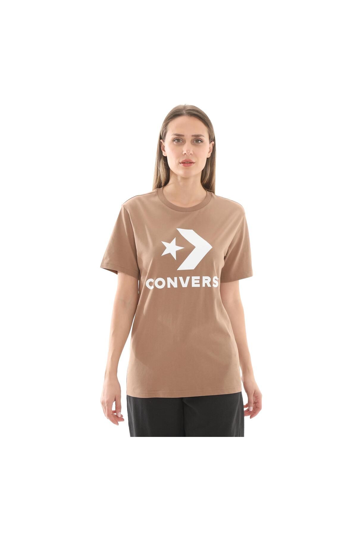 converse 10025458-230 Converse Go-To Star Chevron Logo Standard-Fıt T-Shırt T-Shirt Kahve