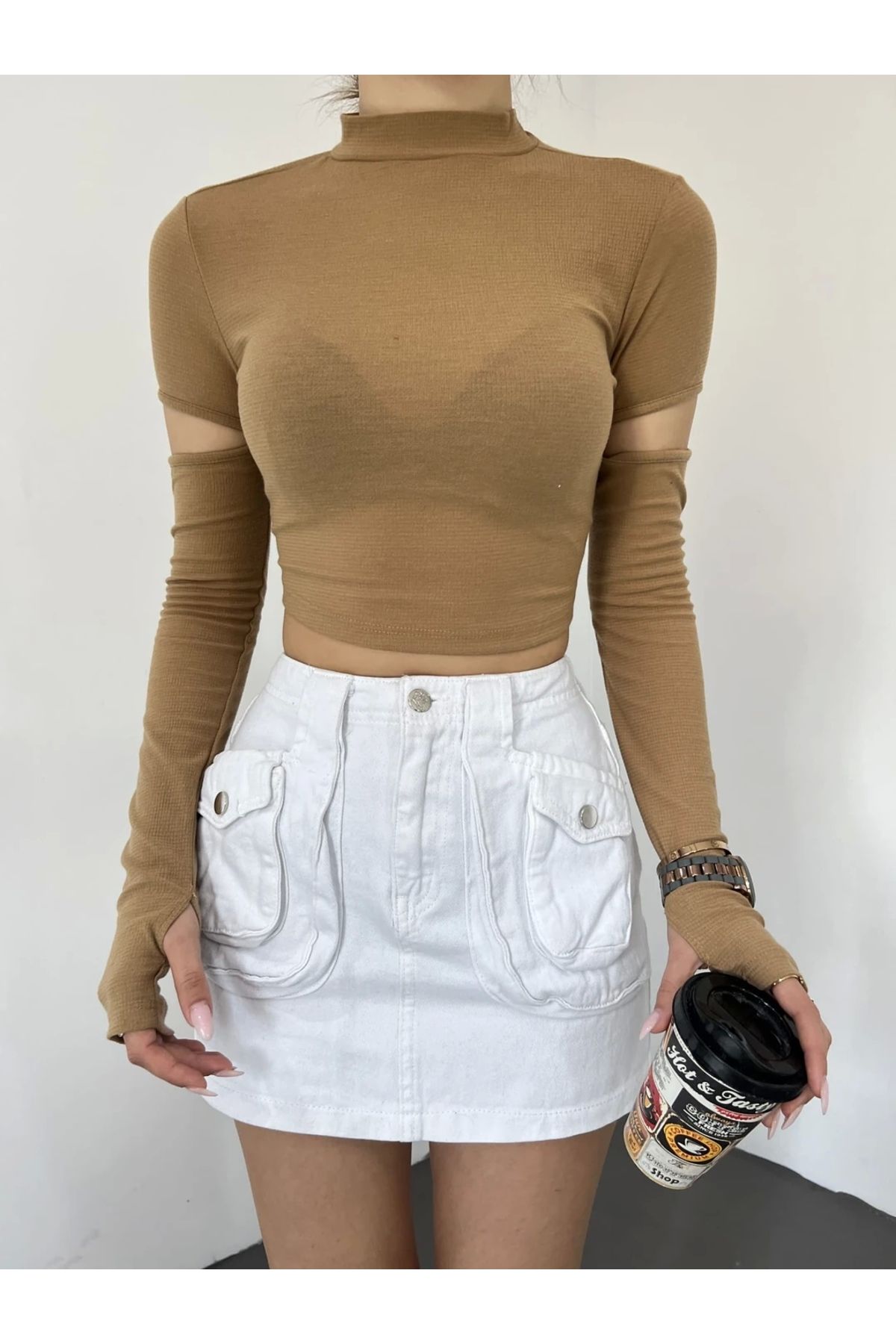 TakıDolabı Dik Yaka Kolları Dekolte Detaylı Crop Bluz