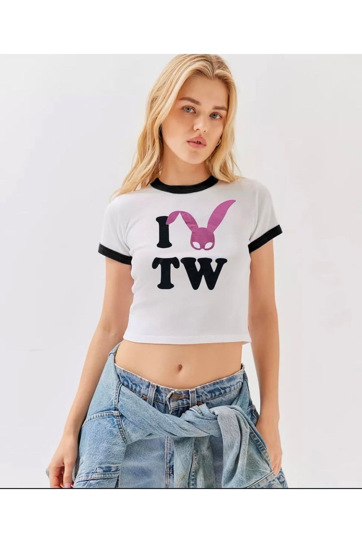 MENA pembe varak tavsan maskesi baskili, yakasi ve kol ucu kontrast siyah, ribana tshirt