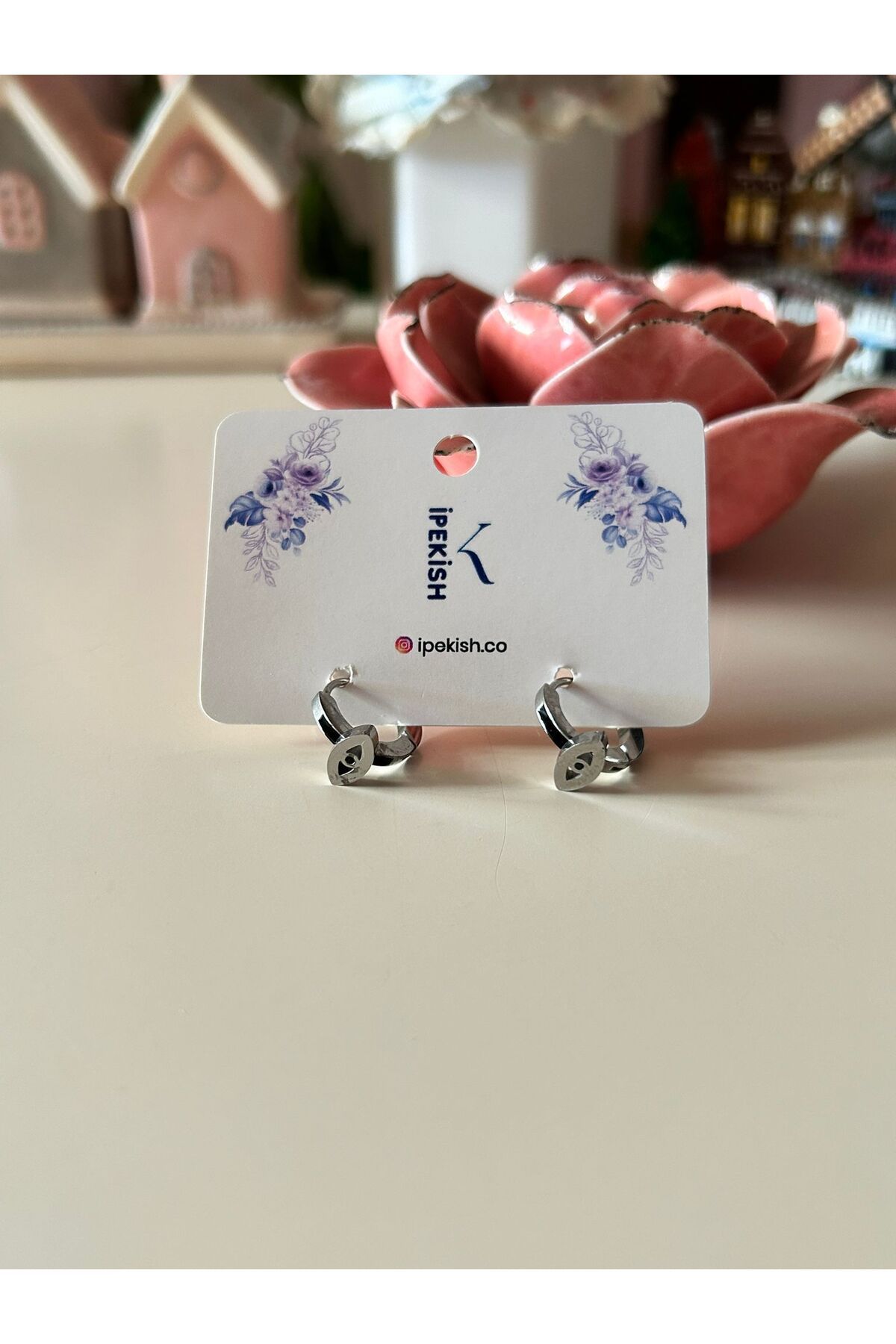 Cheecky Chic Silver Renk Minimalist Göz Figürlü Küpe – Halka Model, Zarif İğneli Kapama ile Modern Şıklık