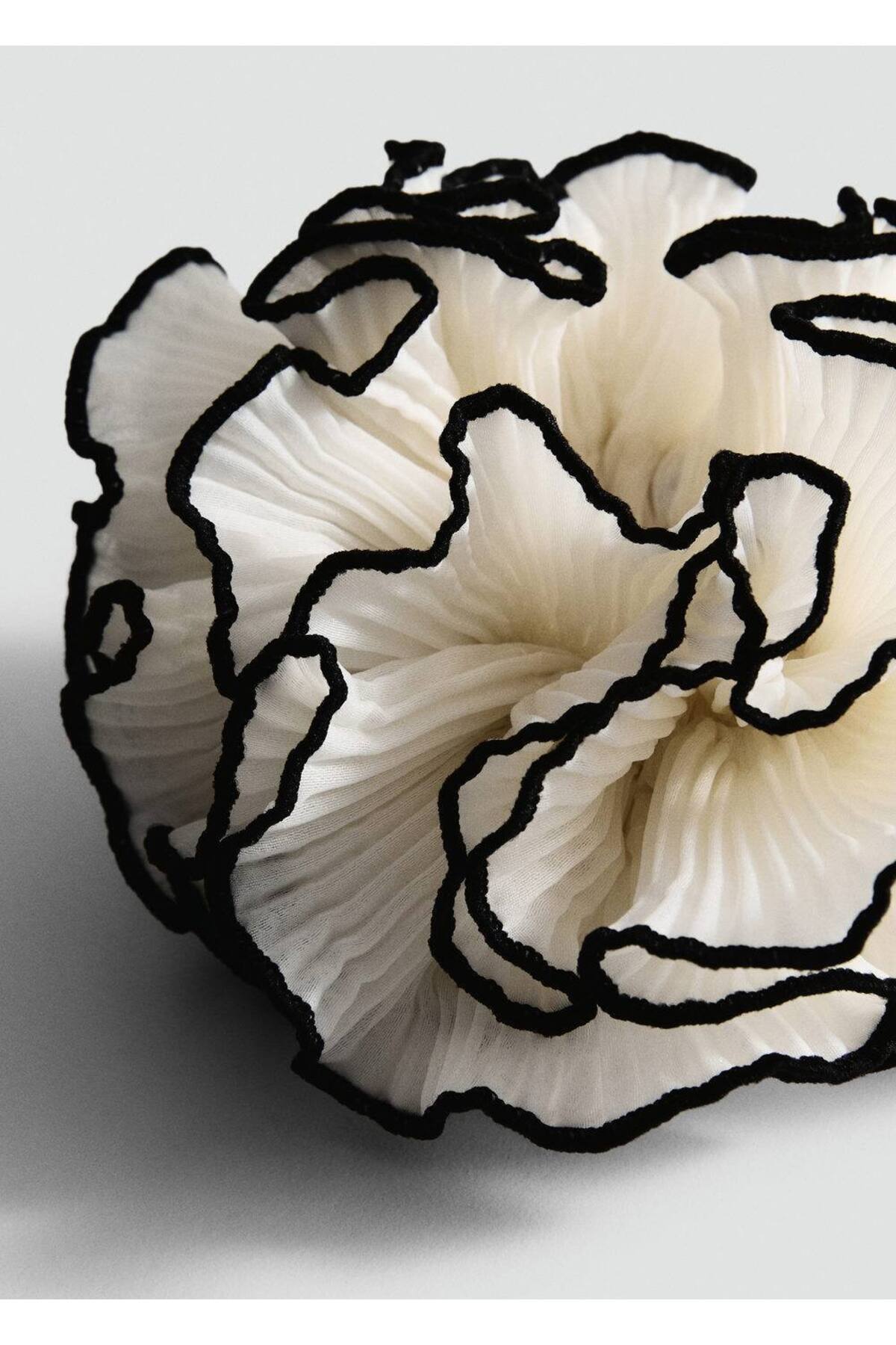 Çiçek desenli kontrast kenarlı saç tokası