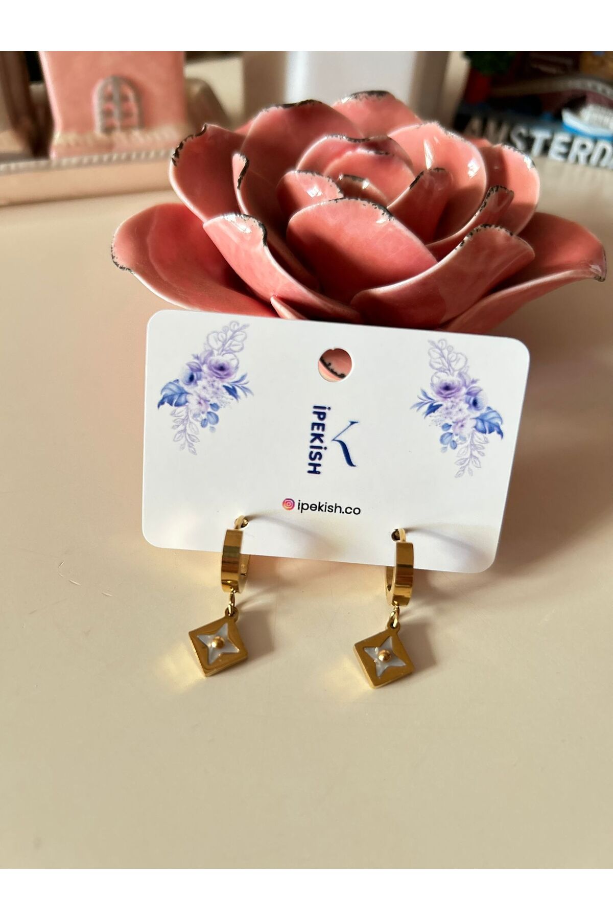 Cheecky Chic Gold Renk Halka Mineli Çelik İpekish Çiçek Küpe – Sallantılı Model, Zarif Detaylarla Şıklık