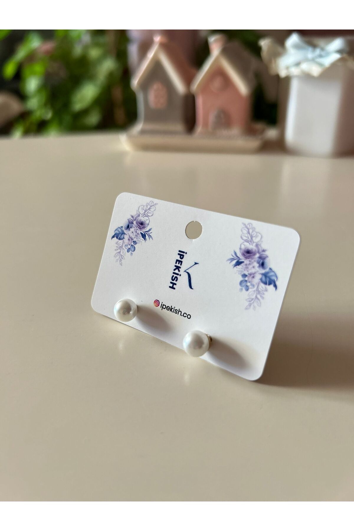 Cheecky Chic Gold İnci Görünümlü Çelik İpekish Küpe – Beyaz Top Figürü, Minimalist ve Şık İğneli Kapama