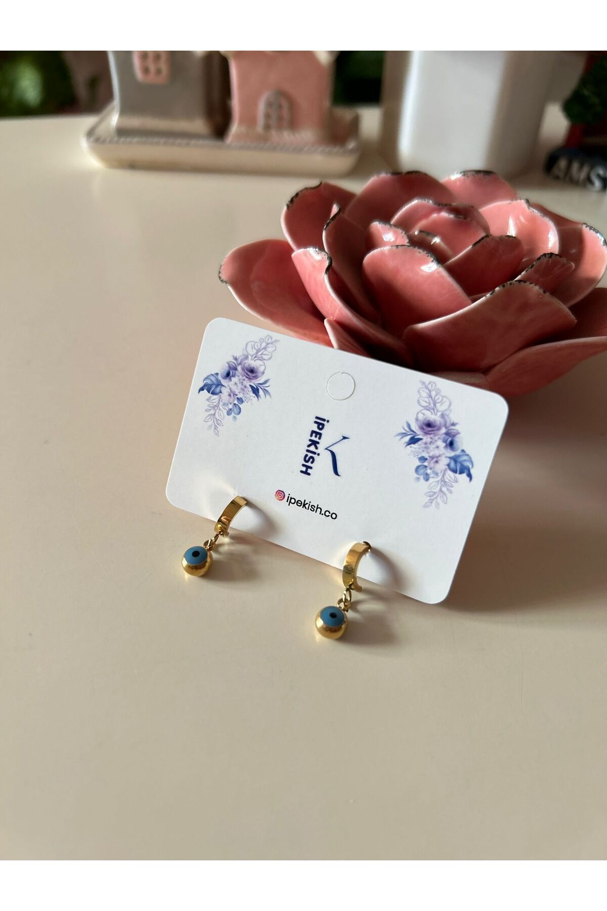 Cheecky Chic Gold Renk, Nazar Boncuğu Figürlü Çelik İpekish Küpe – Yarım Halka Model, Şıklık ve Koruma Bir Arada