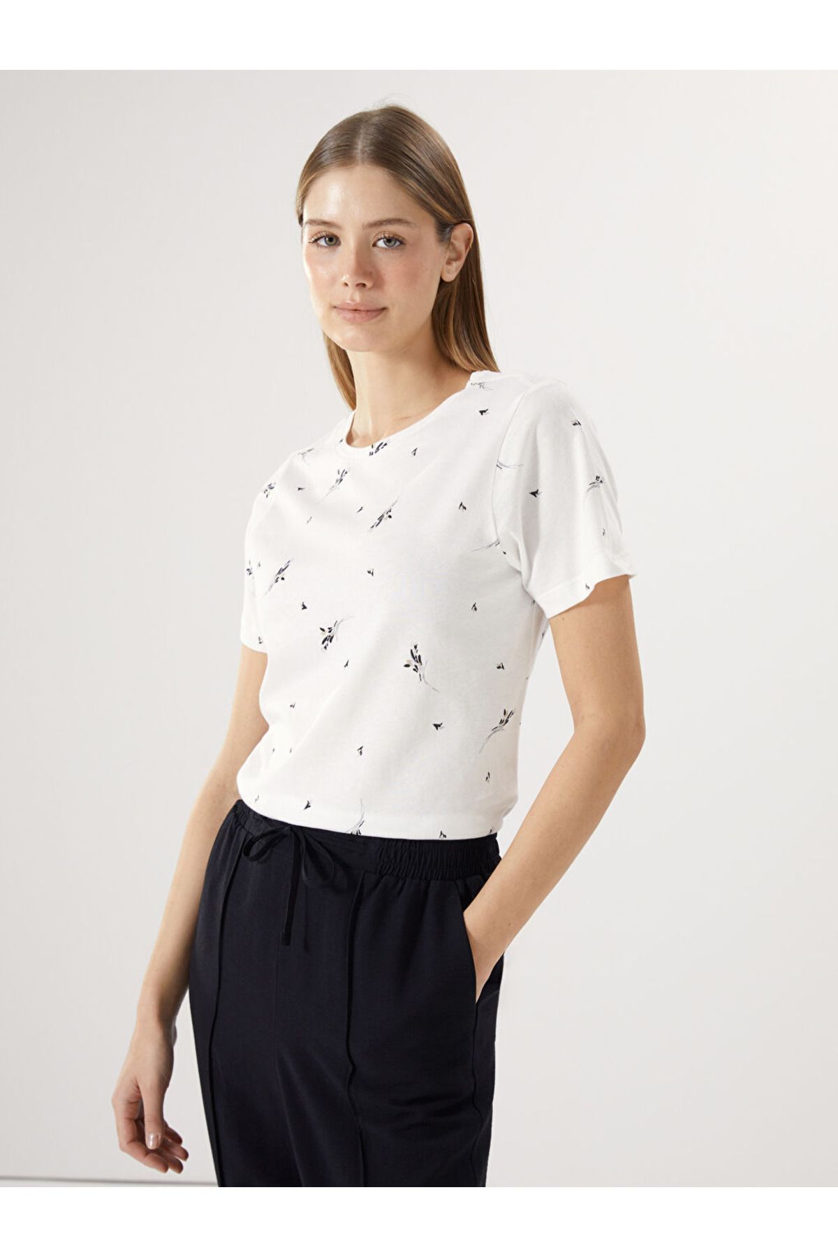 LC Waikiki KADIN %100 PAMUKLU KISA KOLLU LOOSE&GENİŞ KESİM DESENLİ TİŞÖRT