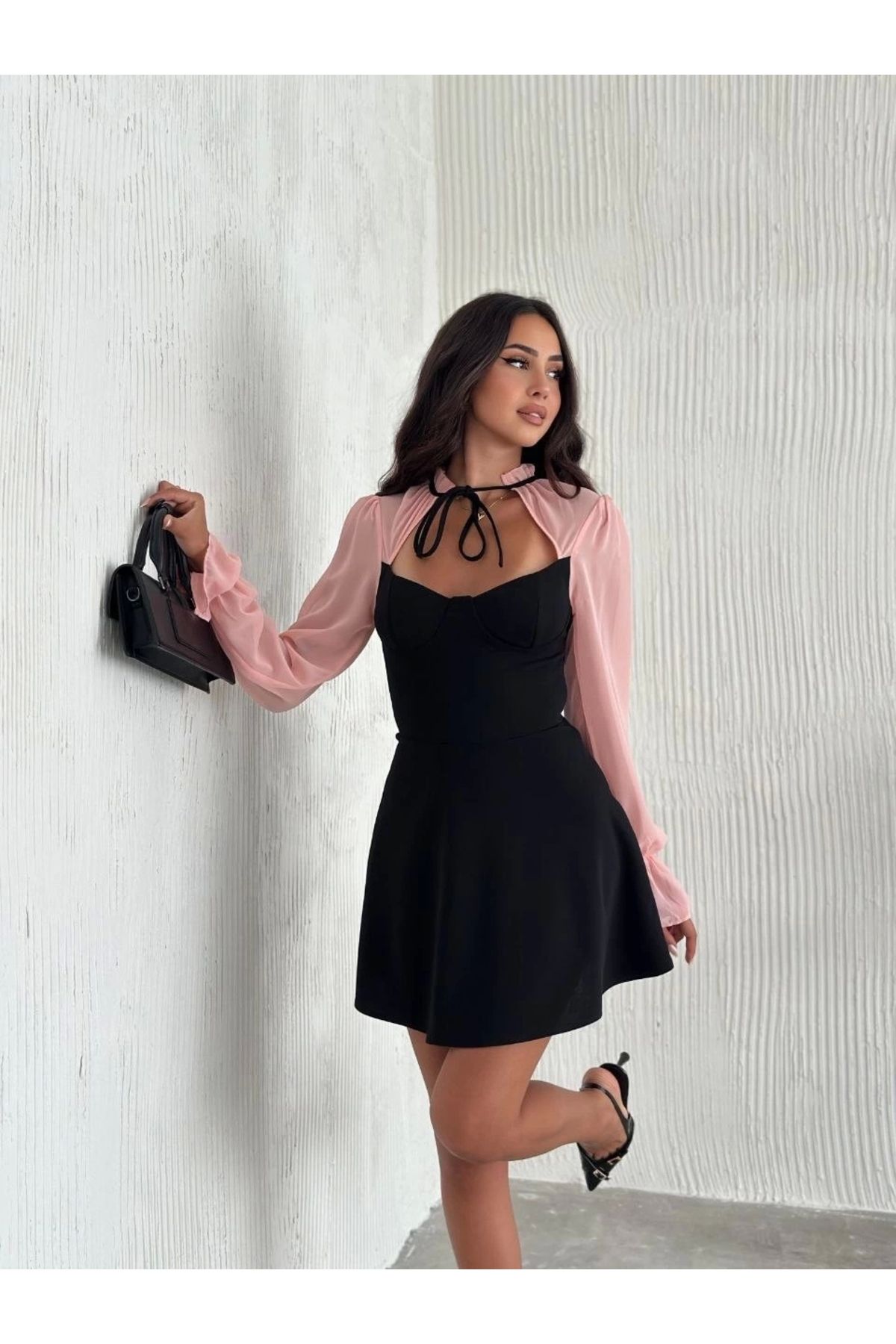 MODA Kadın Göğsü Bağlamalı Kalp Yaka Kolları Şifon Mini Elbise - Siyah Pembe