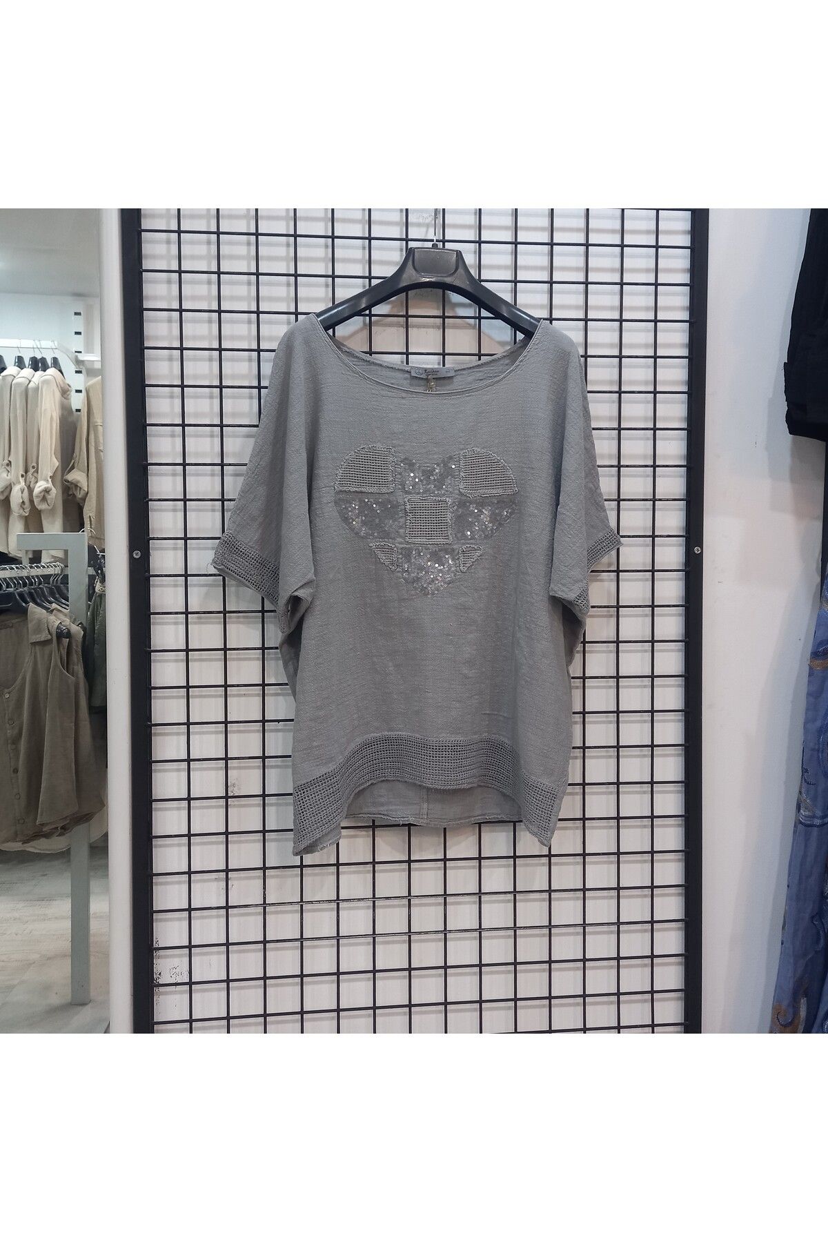 Butik Şans Pul Payetli Kalp Figür Detaylı Kısa Kollu Bluz