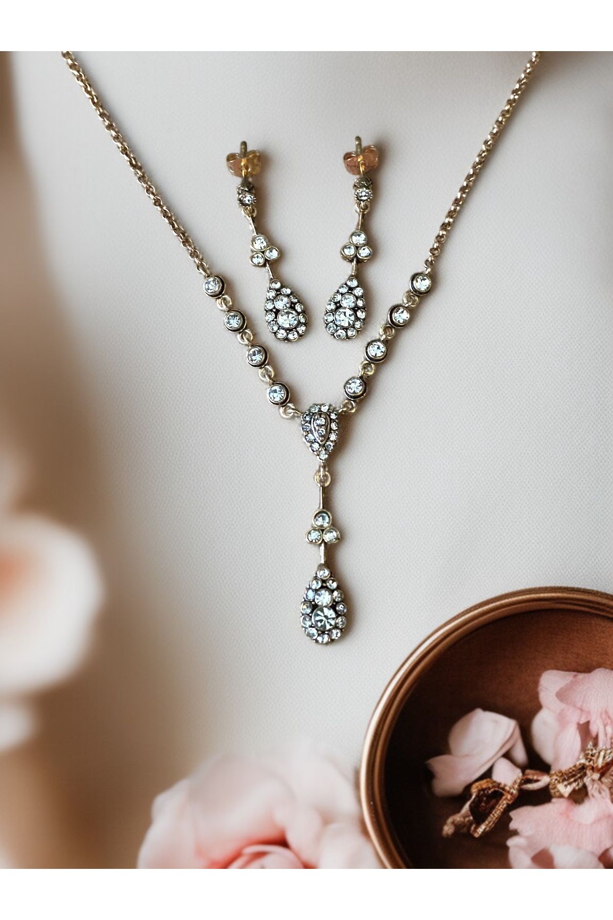 FAYRA ACCESSORIES Kristal Taşlı Su Yolu Zincirli Kolye ve Küpe Seti