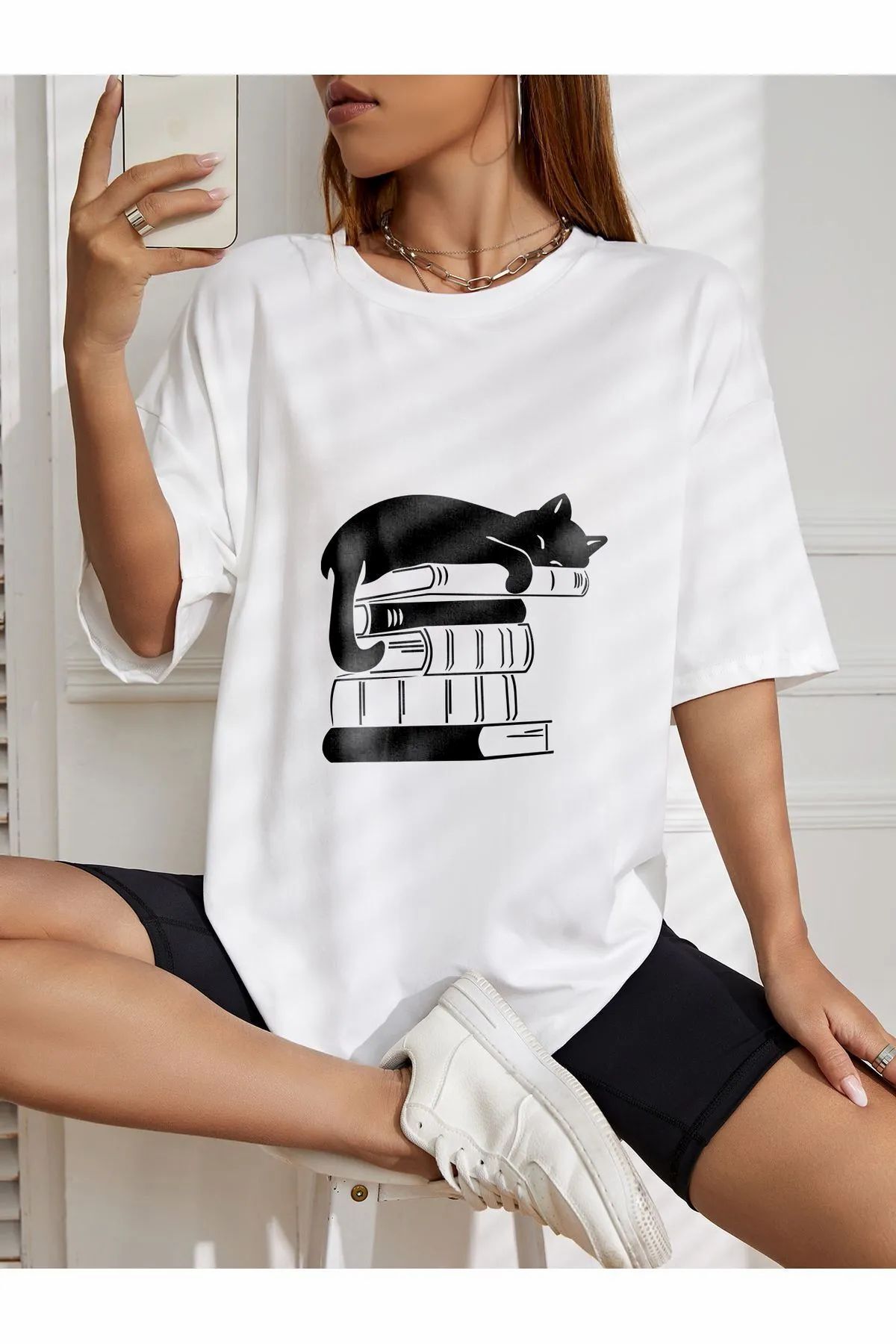 ship master oversize kitap üstünde uyuyan kedi baskılı T-shirt