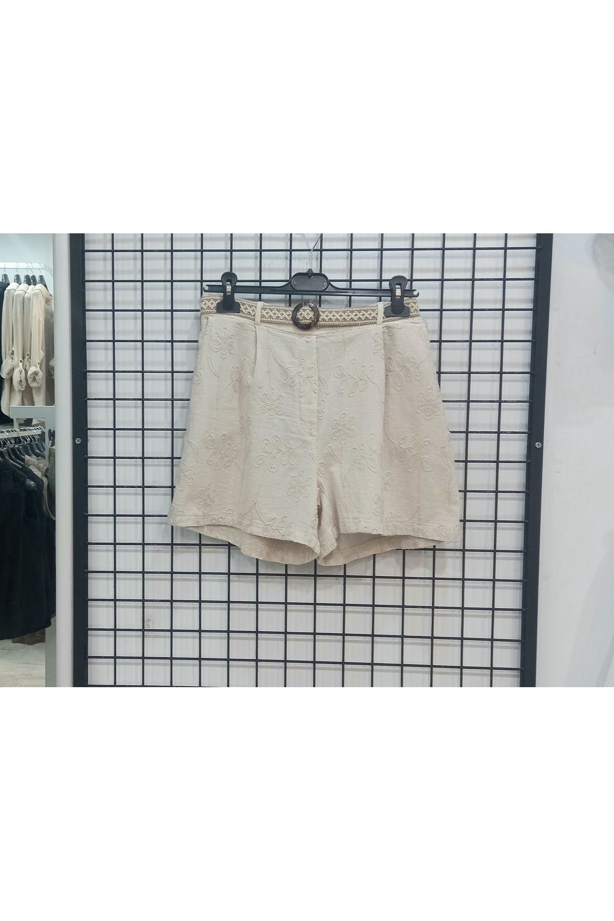 Butik Şans Kemer Detaylı Nakışlı Cepli Kısa Şort