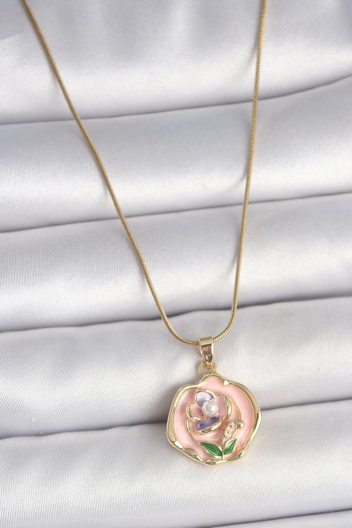 Clariss 316L Çelik Gold Renk Zincir Pembe Renkli Çiçek İşlemeli İnci Detay Portre Model Kadın Kolye