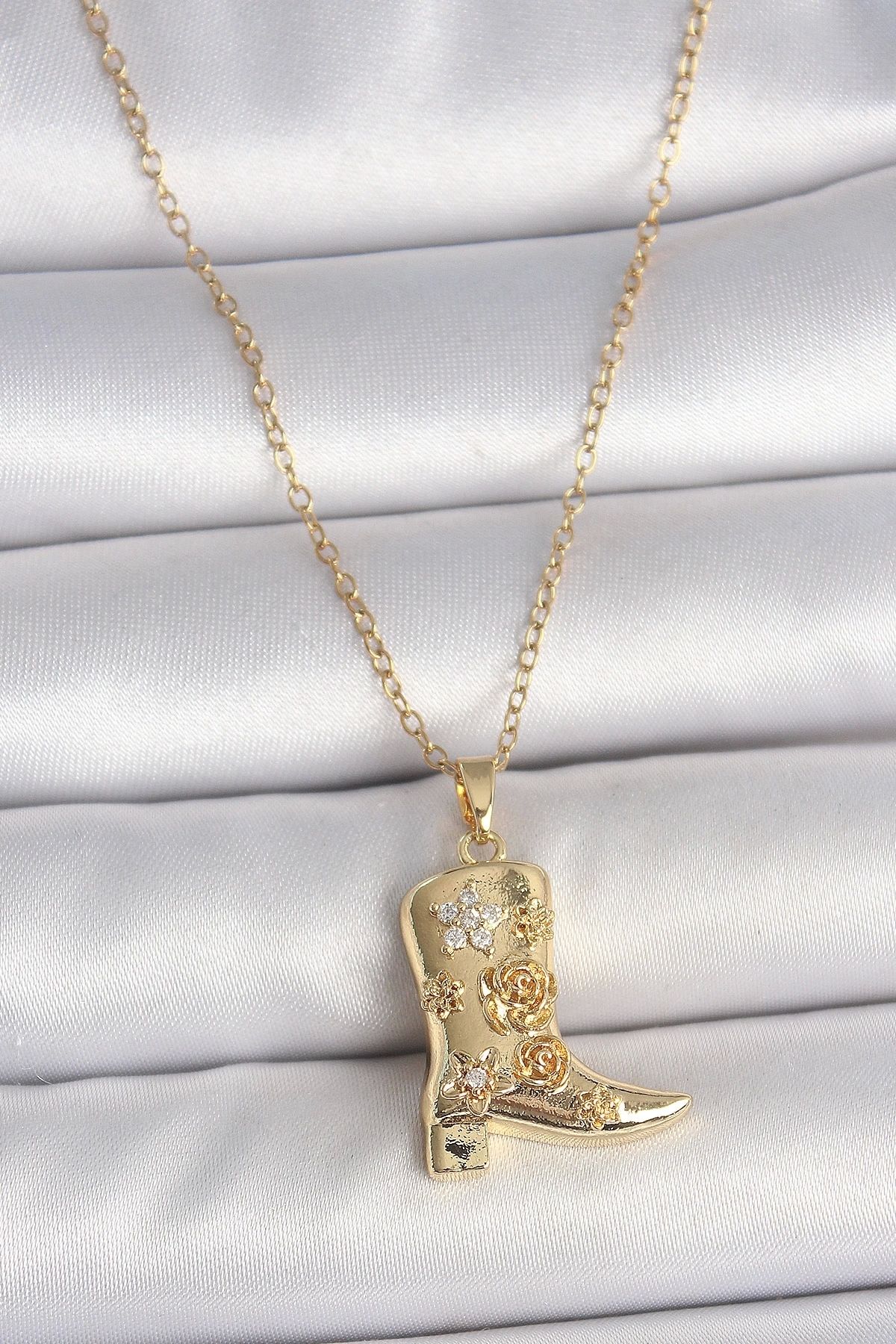 Clariss 316L Çelik Gold Renk Zirkon Taşlı İşleme Detaylı Çizme Model Kadın Kolye