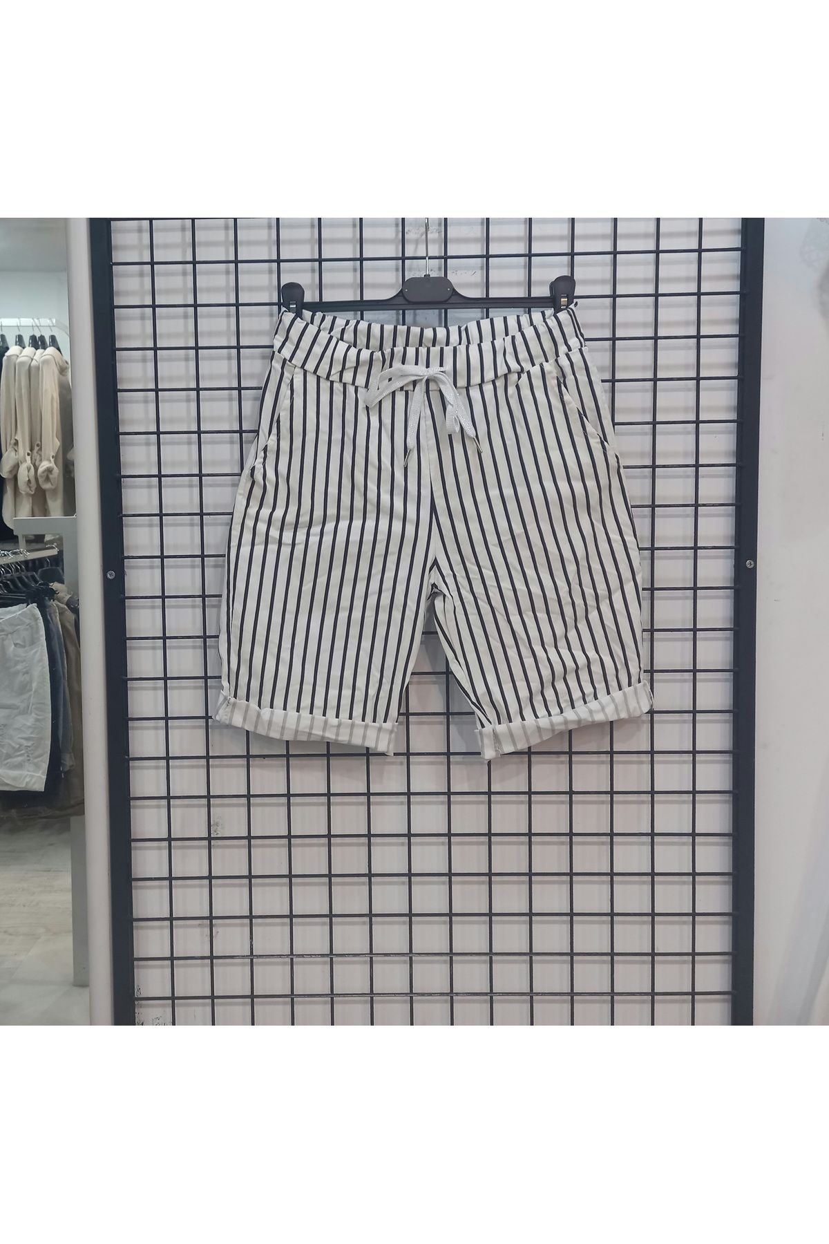 Butik Şans Siyah Beyaz Çizgili Cep Detaylı Esnek İtalyan Şort