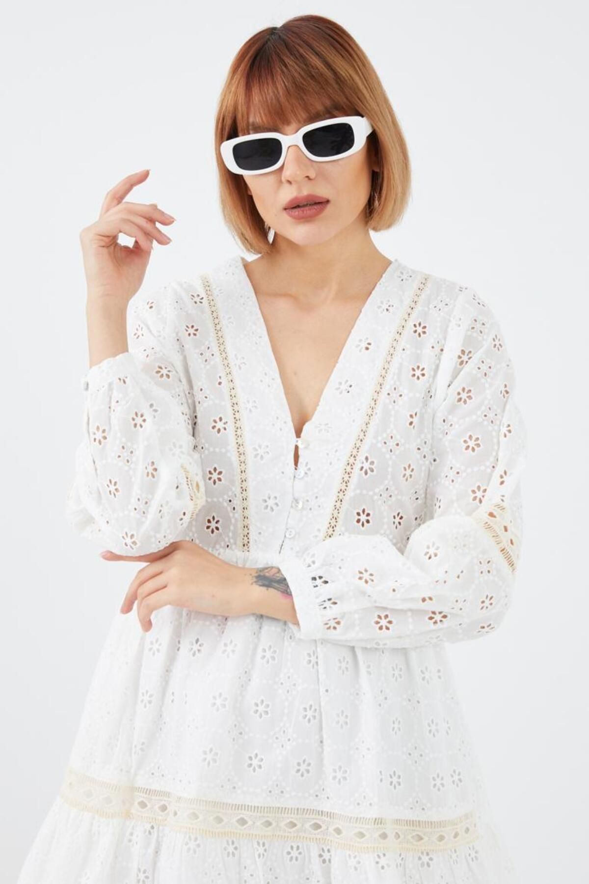 İkonzybutik BEYAZ DANTELLİ V YAKA MİNİ ELBİSE
