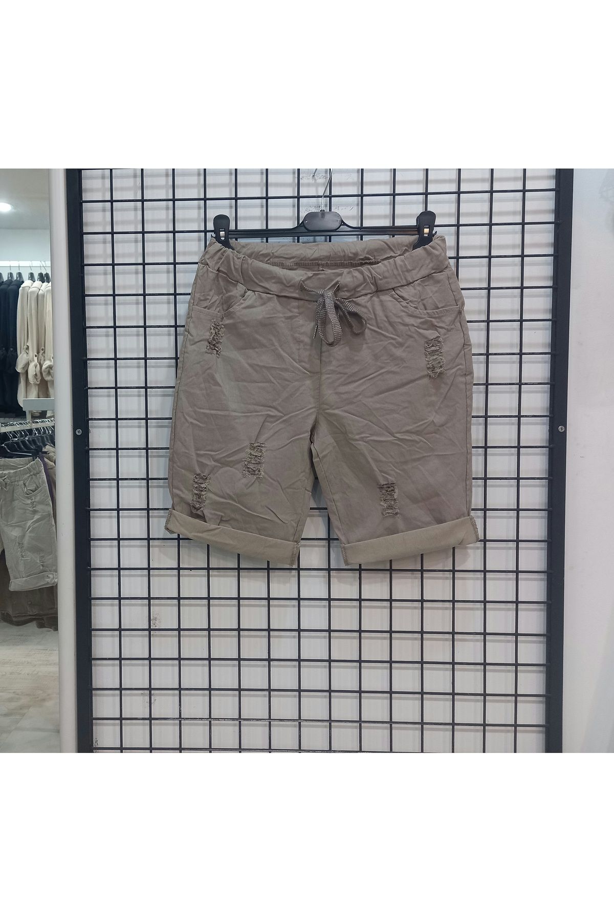 Butik Şans Lastikli Bel Yırtıklı Cepli Esnek İtalyan Şort