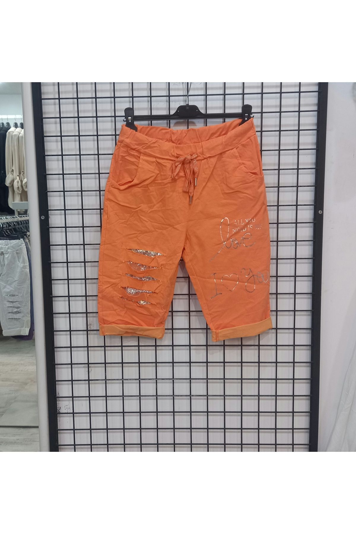 Butik Şans Pul Payet Detaylı Cepli Esnek Yapılı İtalyan Şort