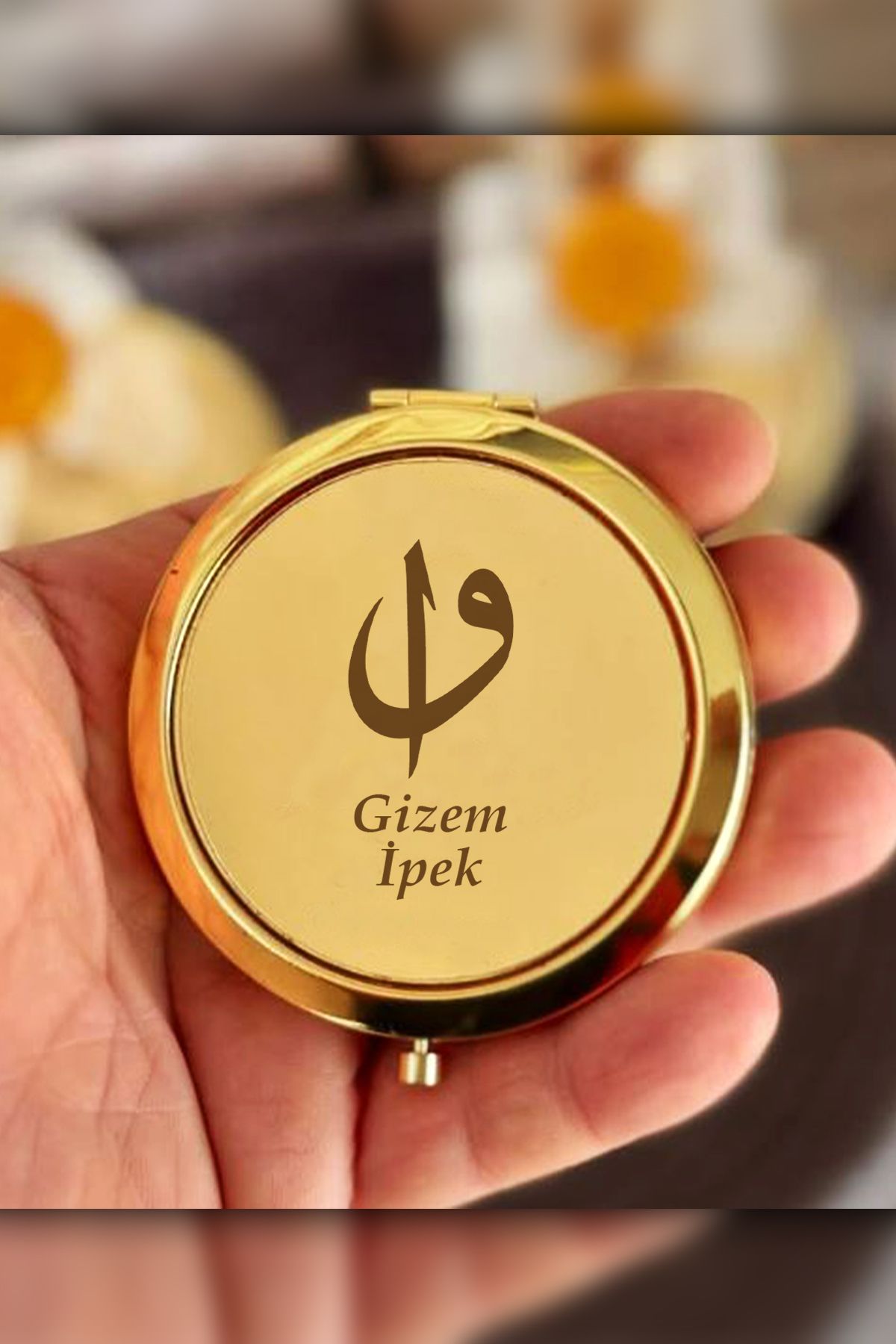 İŞTE BU Kişiye Özel İsimli Vav ve Elif Baskılı Daire Metal Ayna Çanta, Cep ve Makyaj Aynası