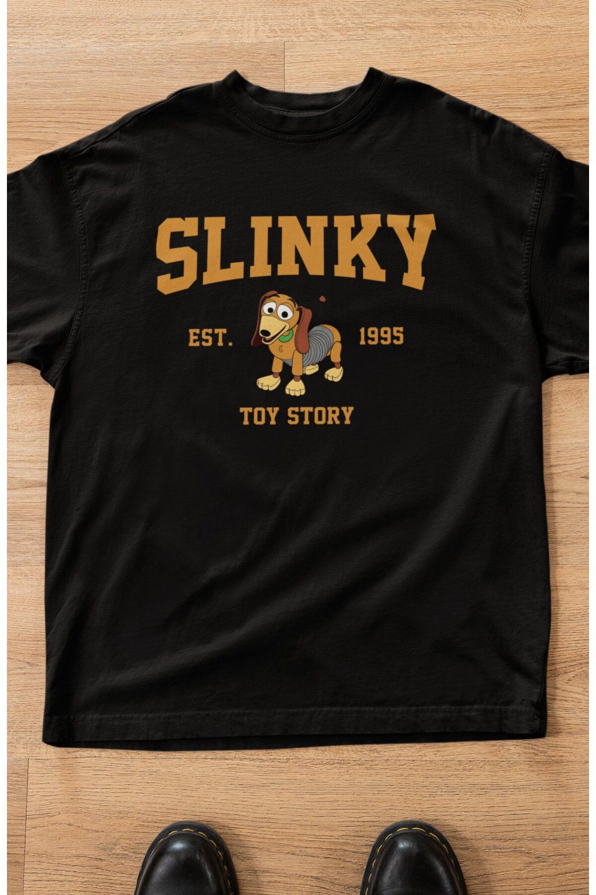 Fuddy Moda Unisex Toy Story Slinky Est 1995 Baskılı Tişört, Oversize Oyuncak Hikayesi Temalı T-Shirt