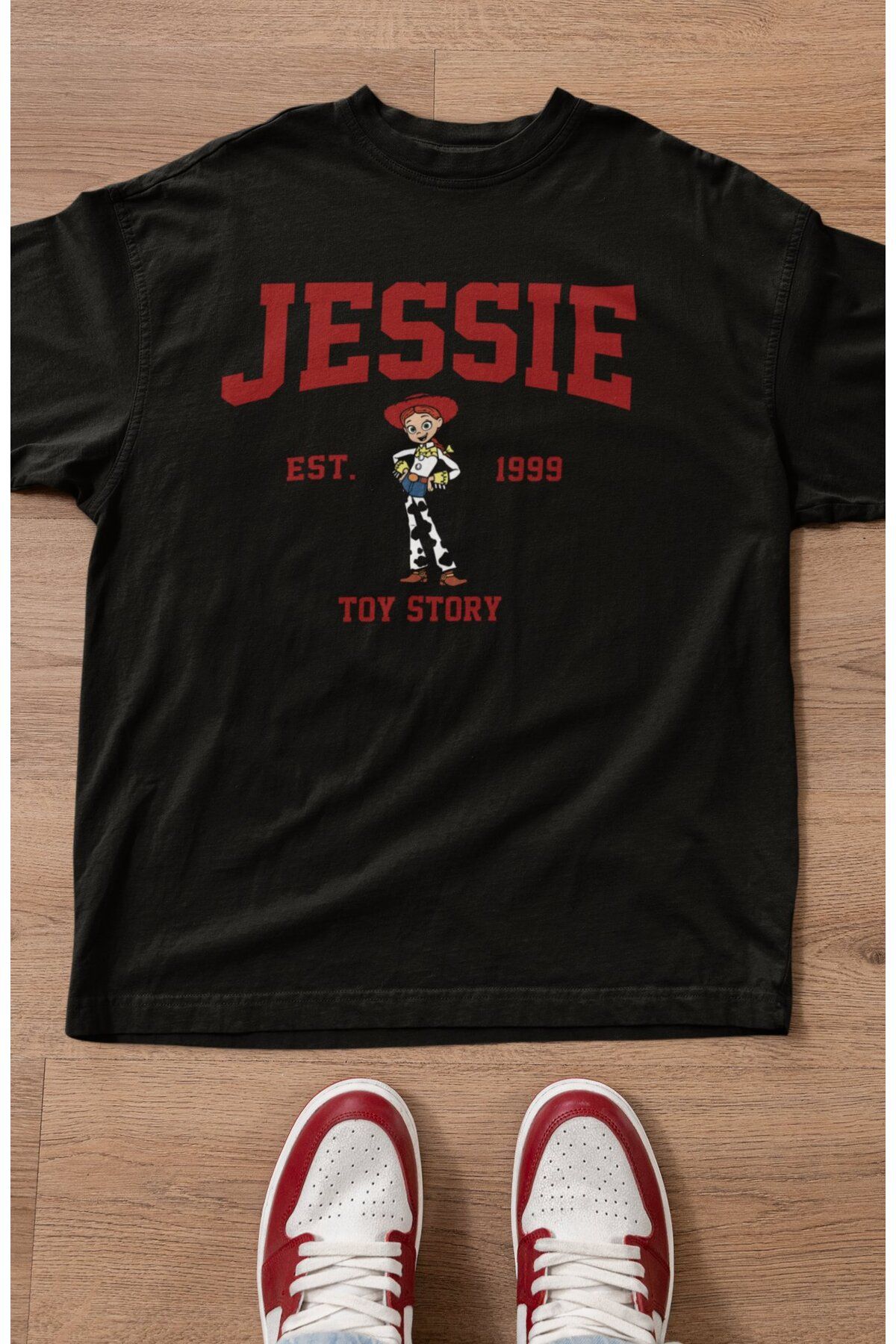 Fuddy Moda Unisex Toy Story Jessie Est 1999 Baskılı Tişört, Oversize Oyuncak Hikayesi Temalı T-Shirt