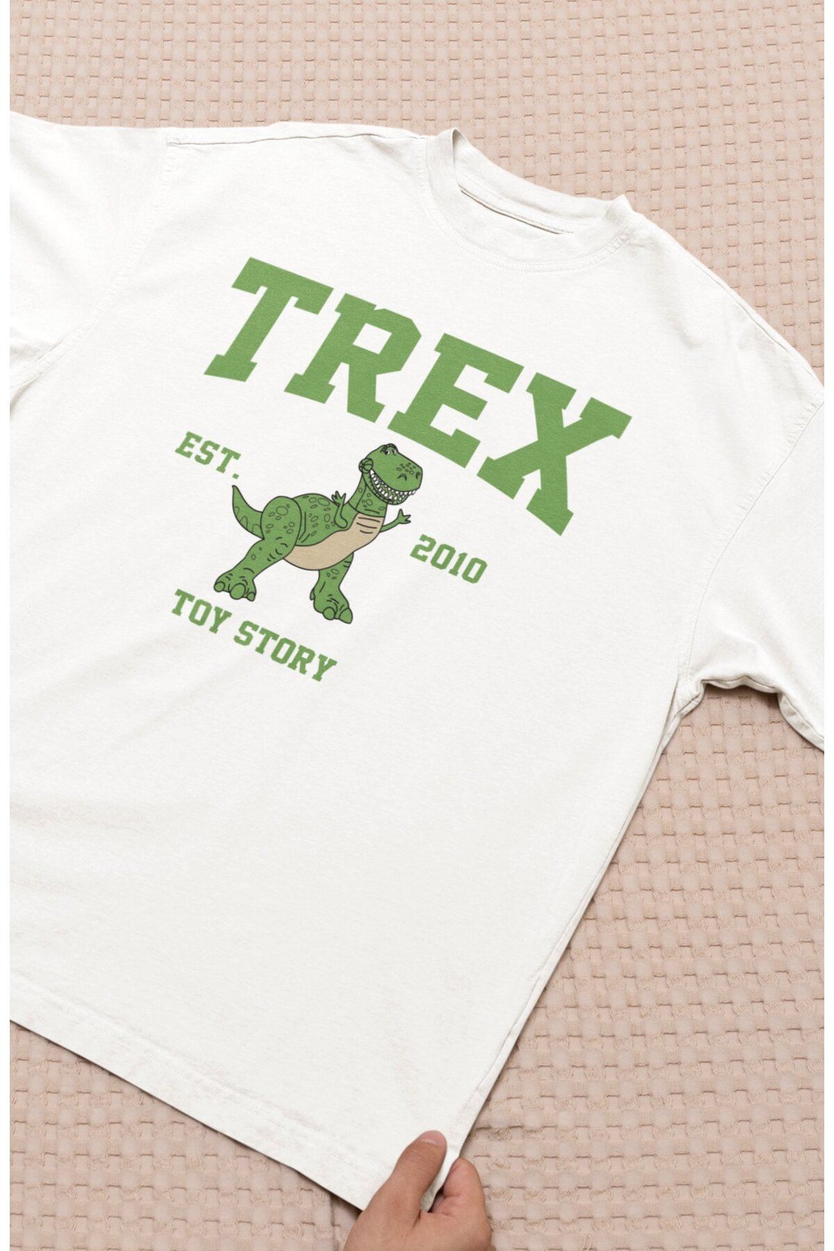 Fuddy Moda Unisex Toy Story Trex Est 2010 Baskılı Tişört, Oversize Oyuncak Hikayesi Temalı T-Shirt