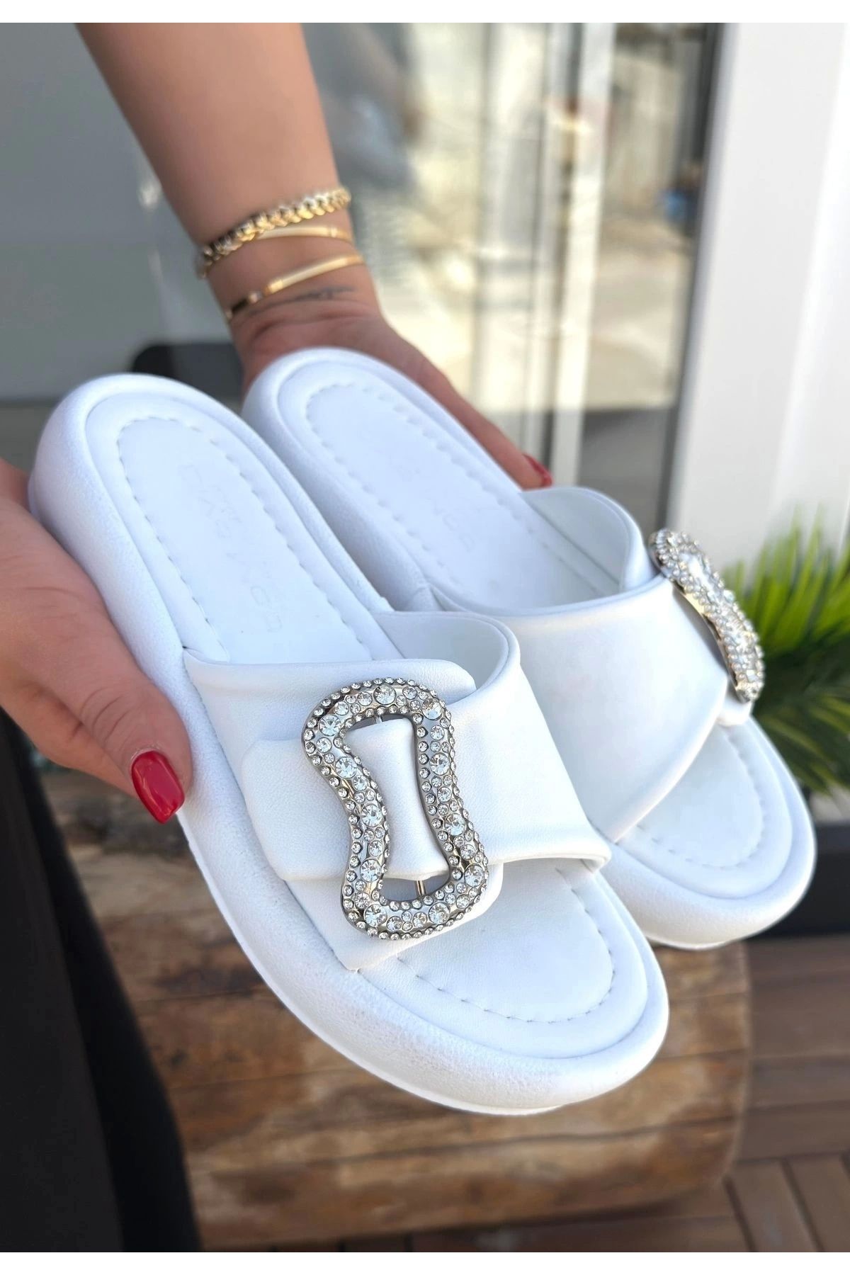 ufukmoda Rale Beyaz Cilt Tokalı Terlik