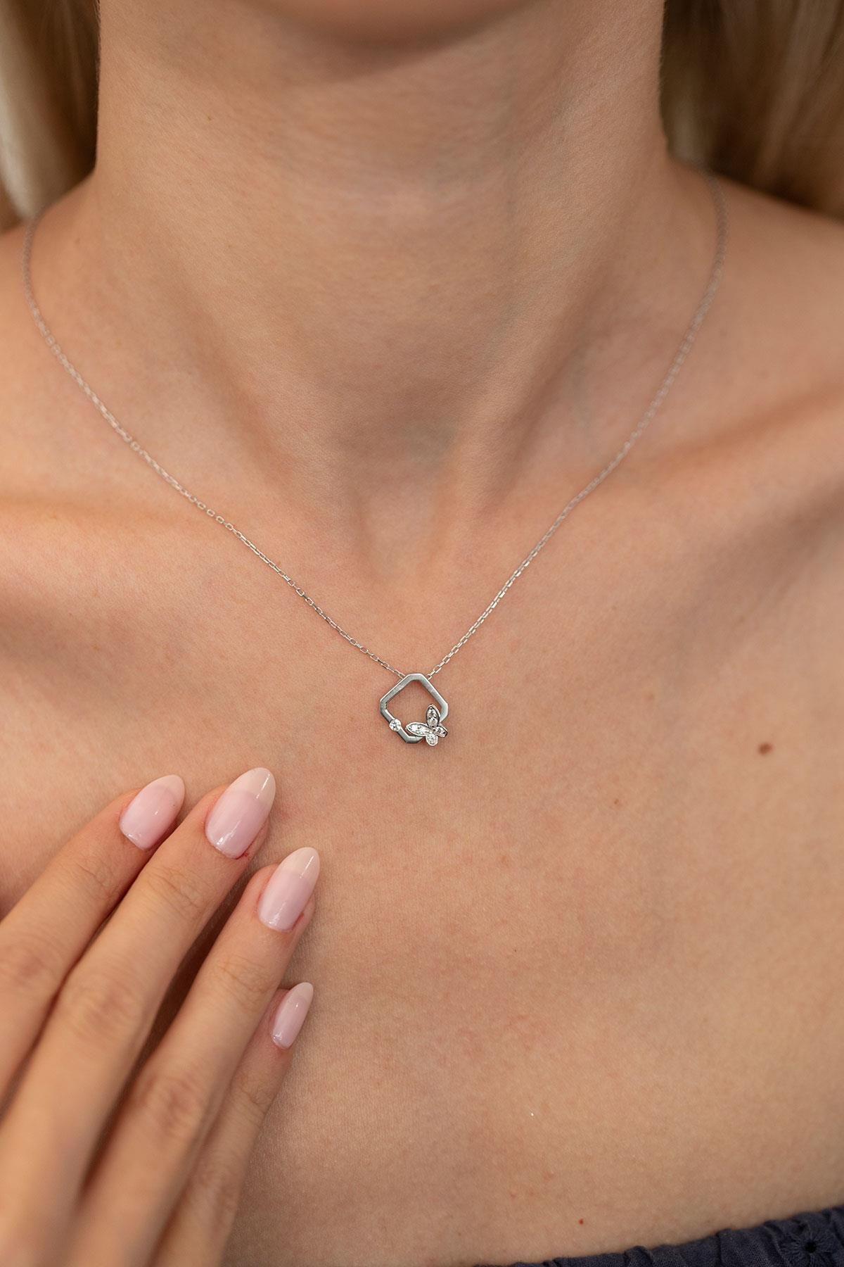 Ninova Silver Çerçeveli Kelebek Model Gümüş Zirconia Kolye