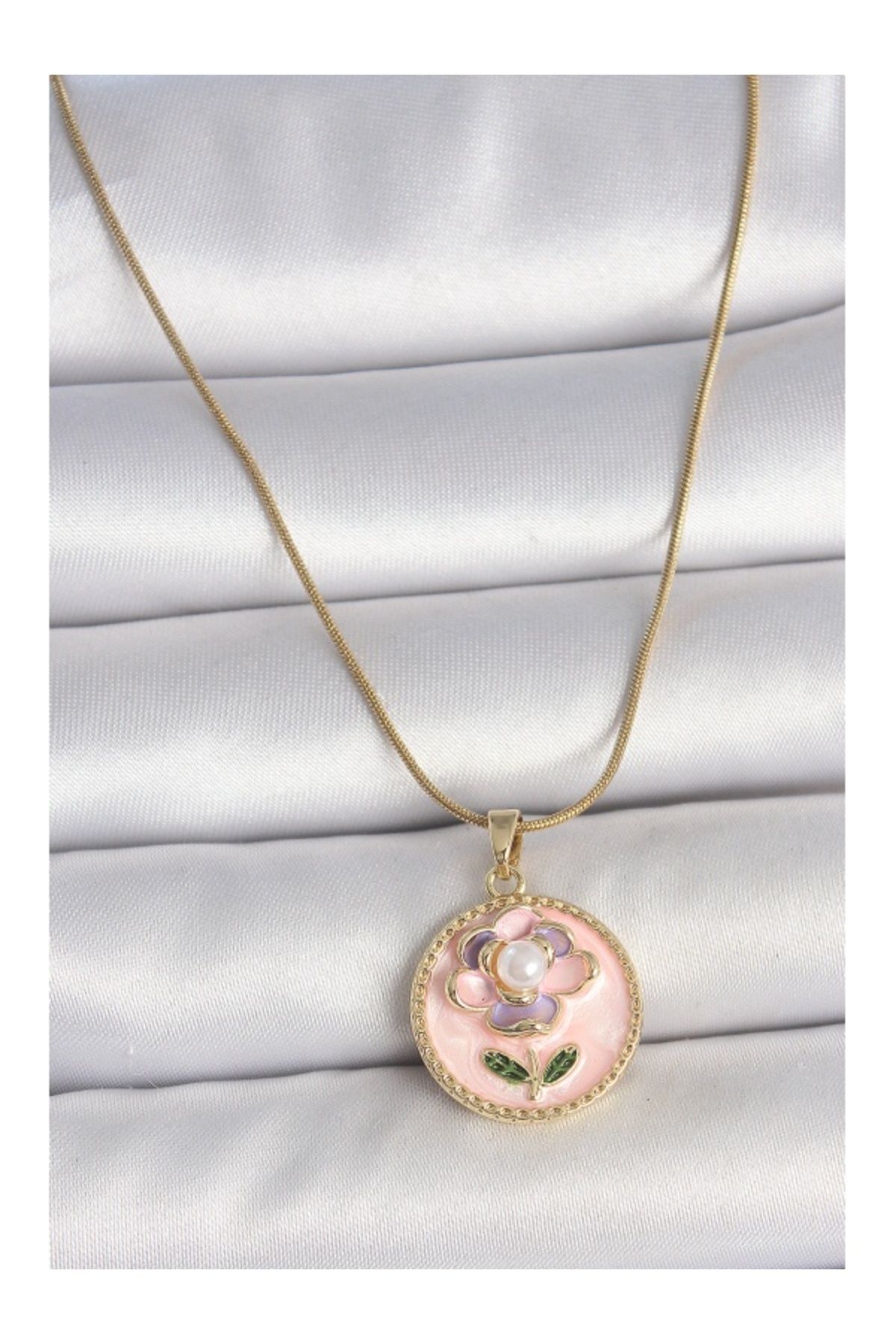 Clariss 316L Çelik Gold Renk Zincir Pembe Çiçek İşlemeli İnci Detay Portre Model Kadın Kolye