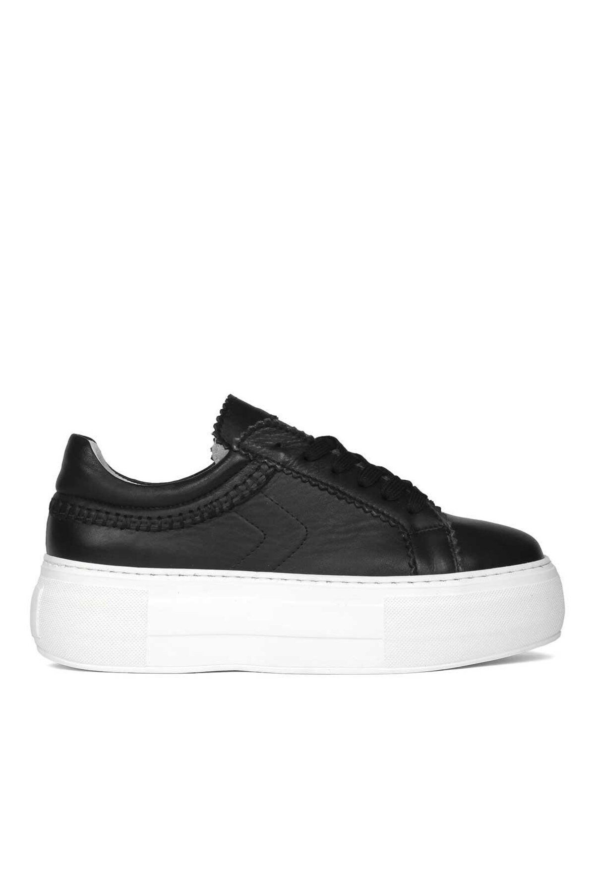 Celal Gültekin Kadın Siyah Bağcıklı Kalın Tabanlı Deri Sneaker