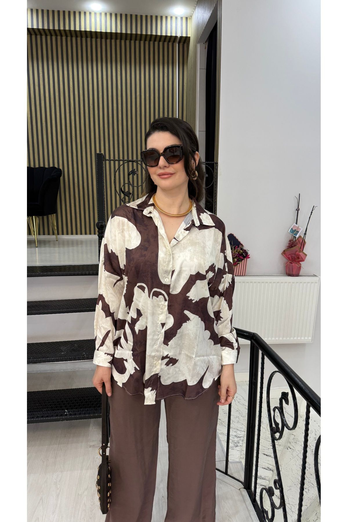 Butik Kahverengi krem desenli saten gömlek