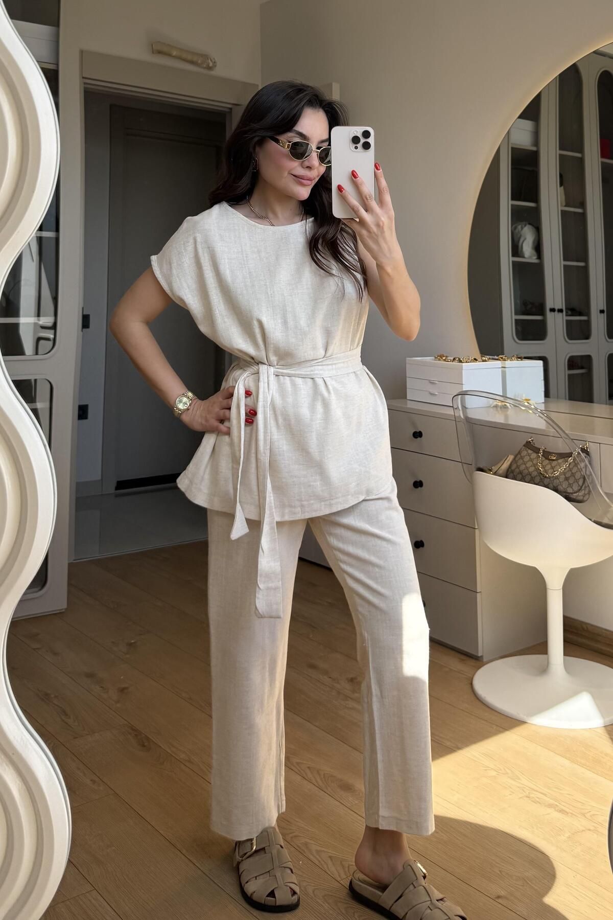 Gizem Ecemiş Lipa Naturel Omuz Detay Kuşaklı Takım